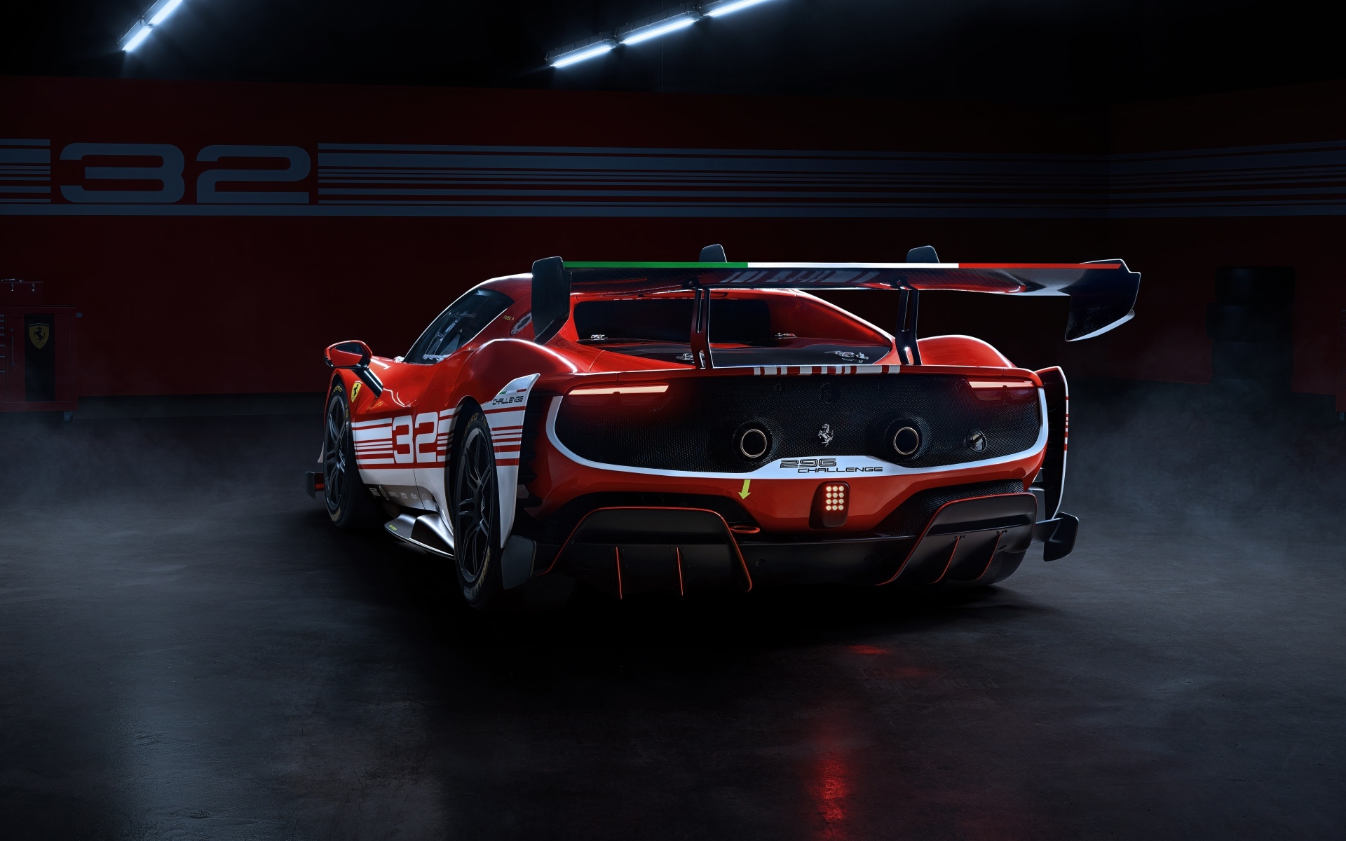 Вид сзади на спортивный автомобиль Ferrari 296 Challenge 2023