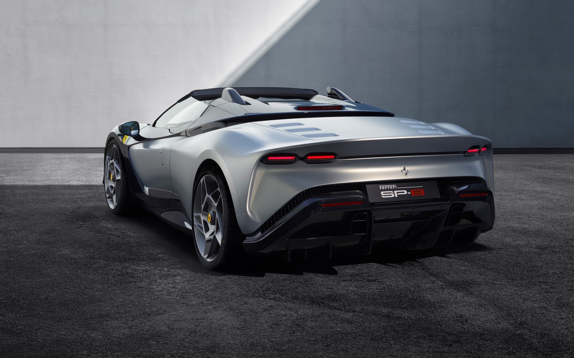 Вид сзади на автомобиль Ferrari SP-8