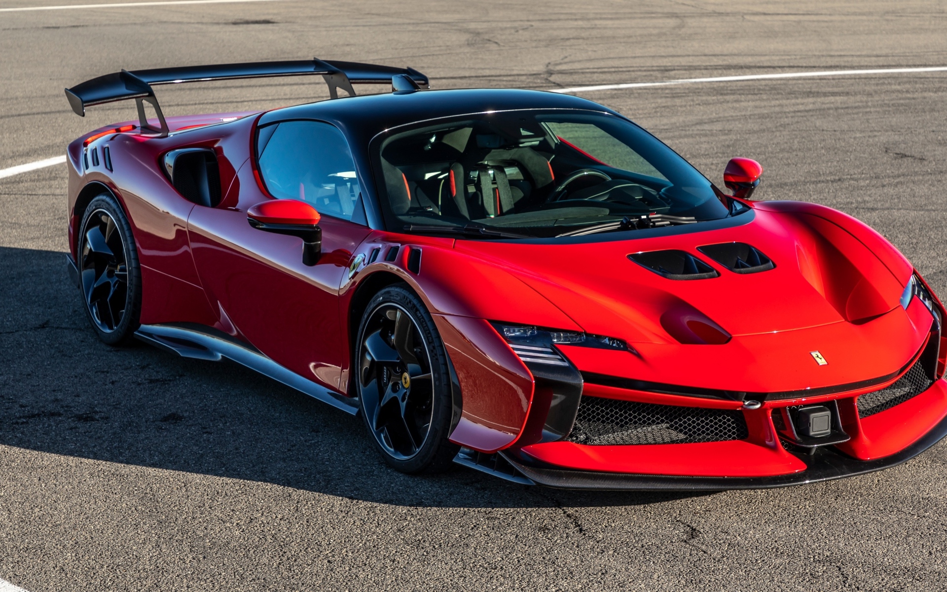 Красный быстрый автомобиль Ferrari SF90 XX Stradale 2023 года