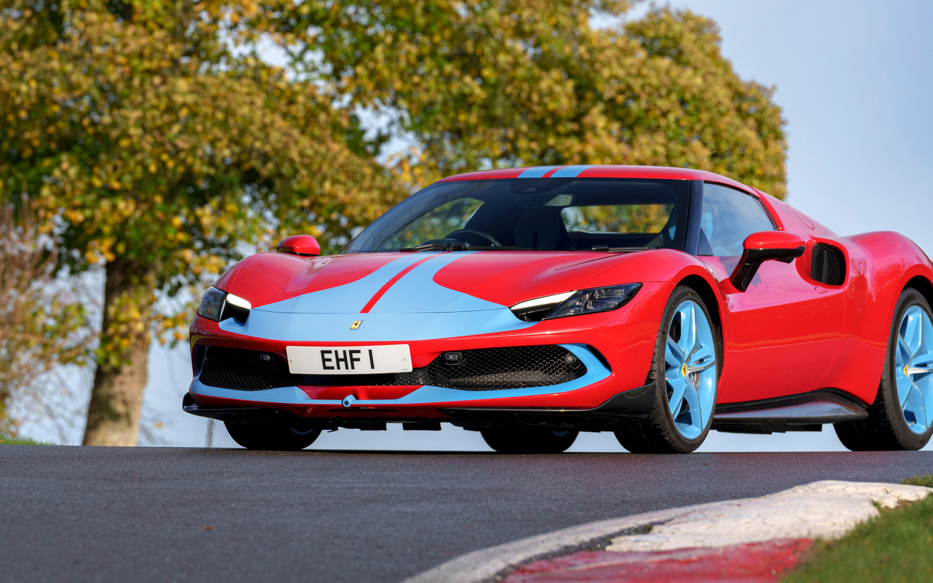 Красный спорткар Ferrari 296 GTB Assetto Fiorano