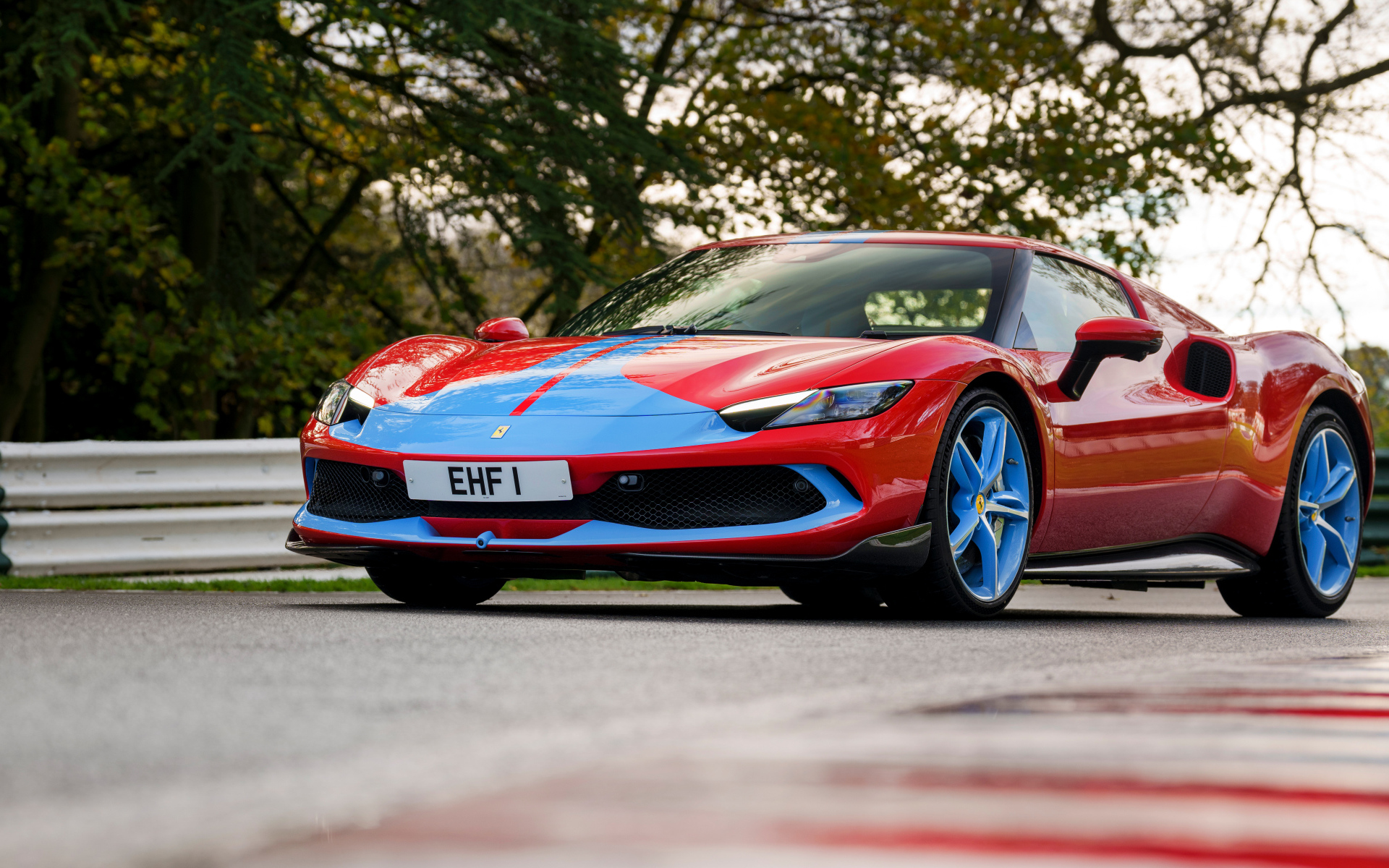 Вид на автомобиль Ferrari 296 GTB Assetto Fiorano