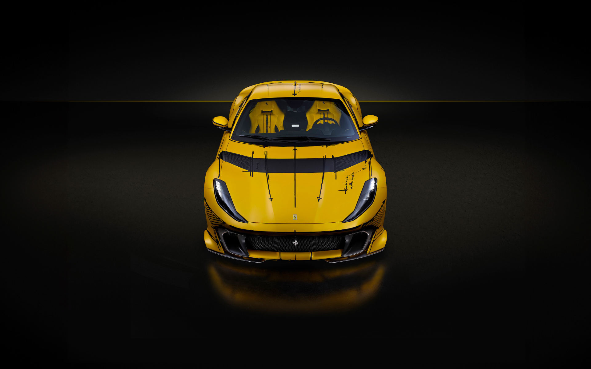 Желтый автомобиль Ferrari 812 вид спереди