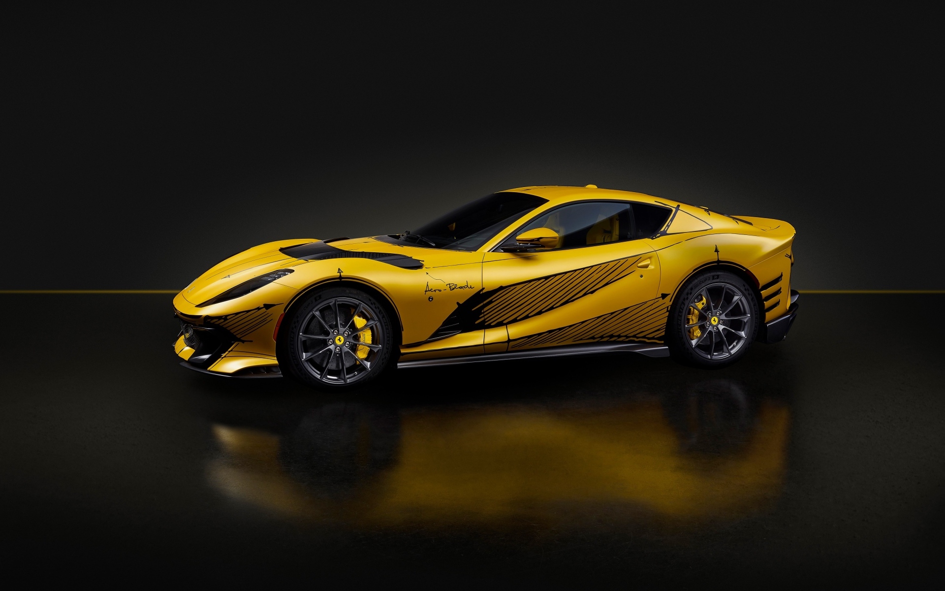 Желтый спортивный автомобиль Ferrari 812 вид сбоку