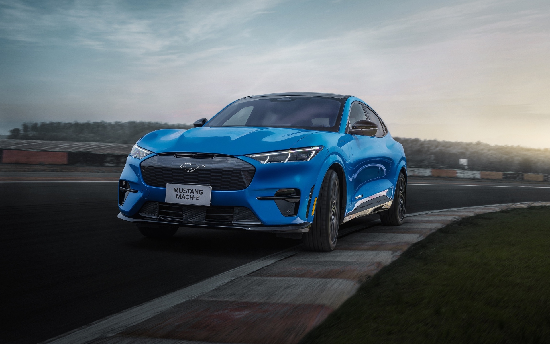 Голубой автомобиль Ford Mustang Mach-E GT Performance 2023 года на трассе