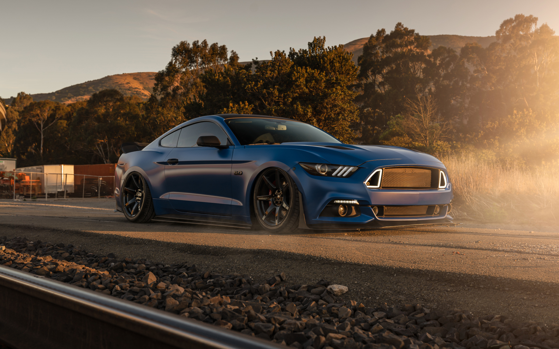 Синий быстрый автомобиль Ford Mustang GT