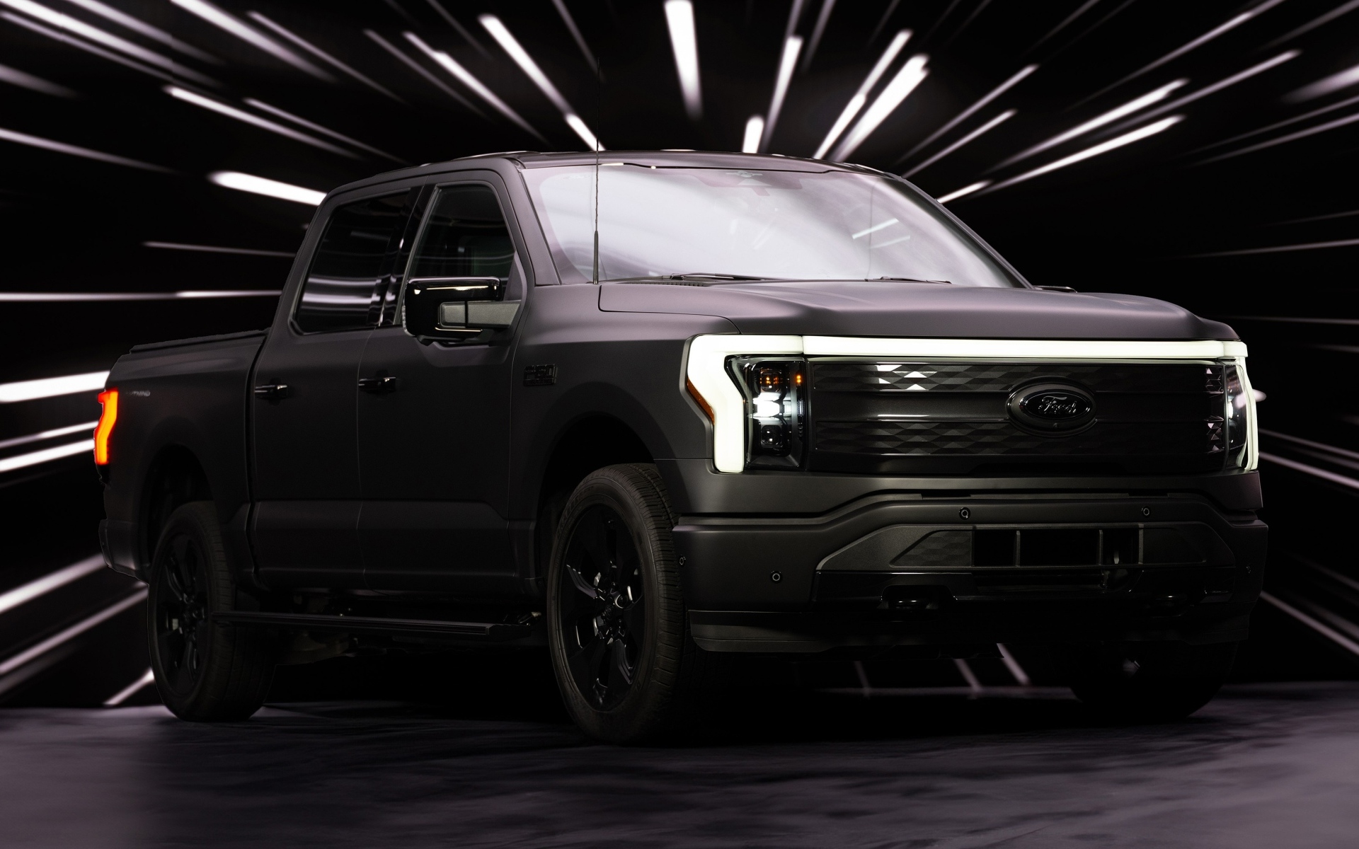 Автомобиль Ford F-150 в ярких лучах