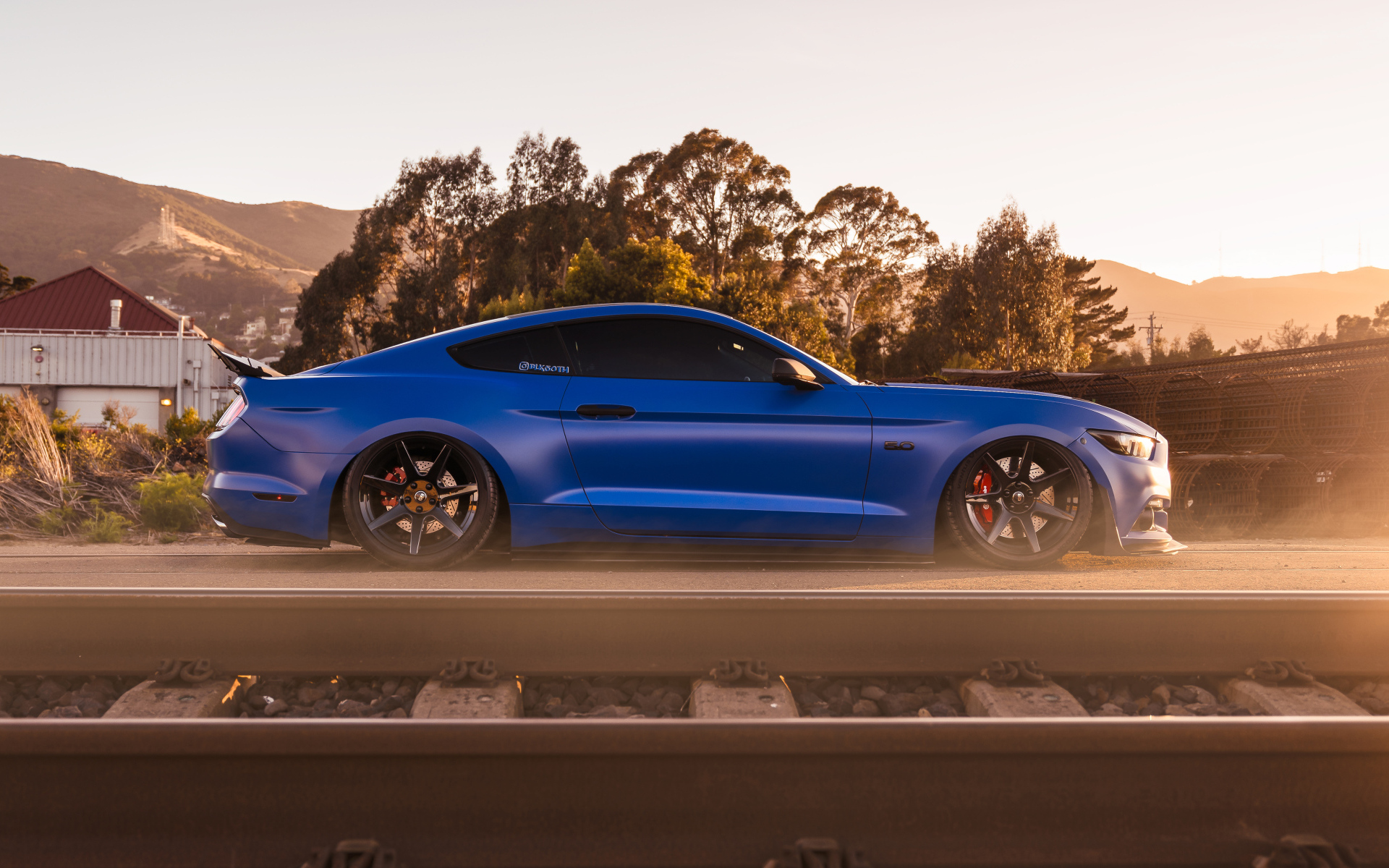 Автомобиль Ford Mustang GT вид сбоку