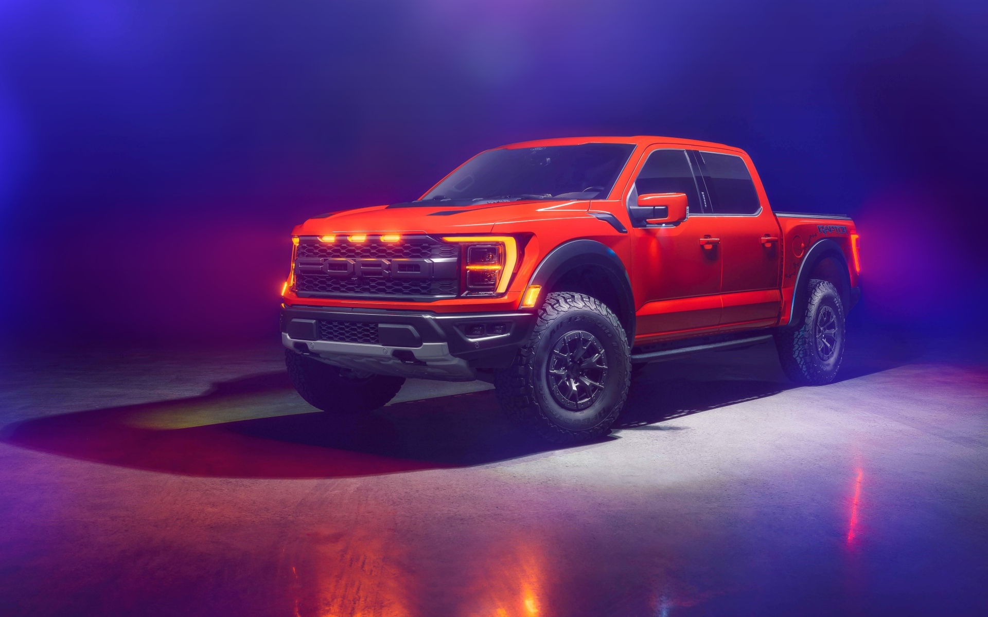 Красный пикап Ford F-150 Raptor
