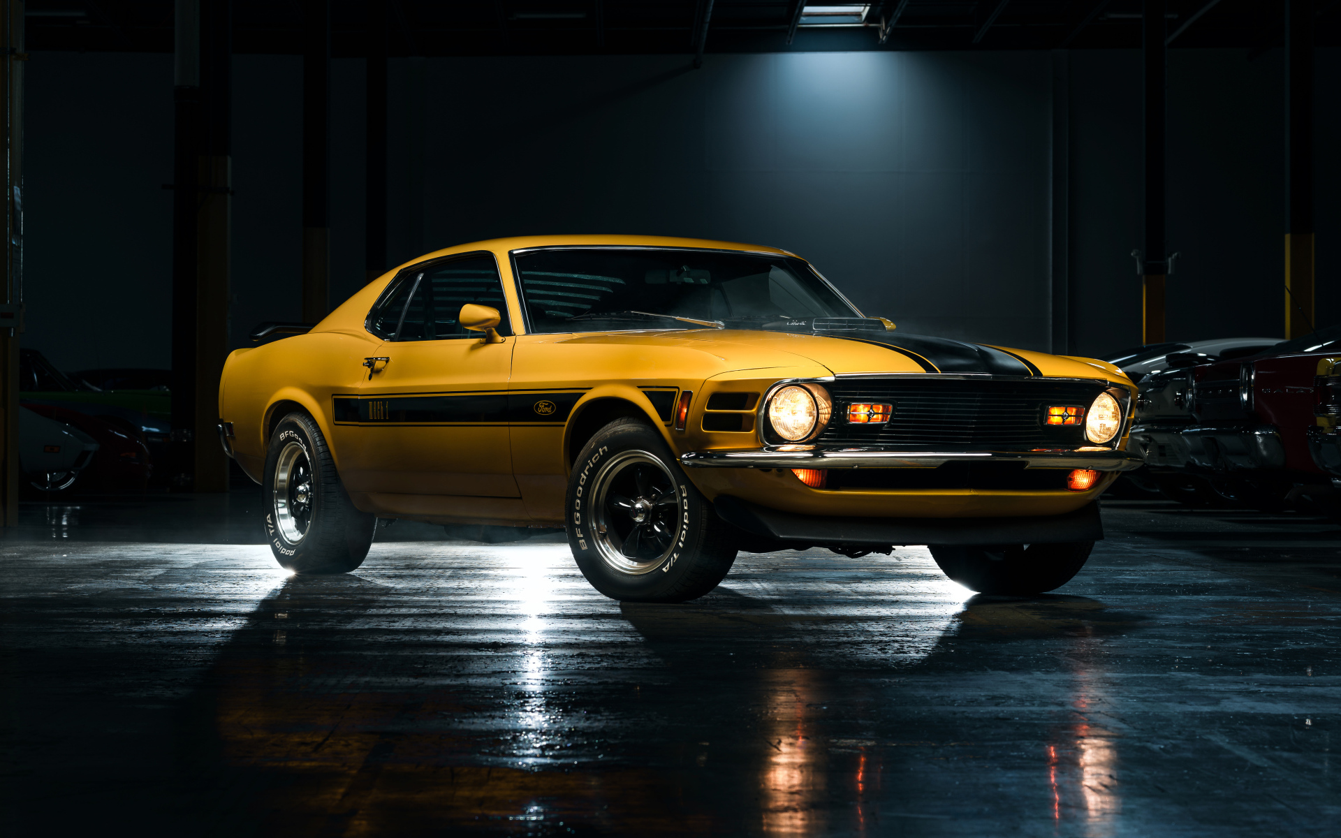 Желтый спортивный автомобиль Ford Mustang Mach 1