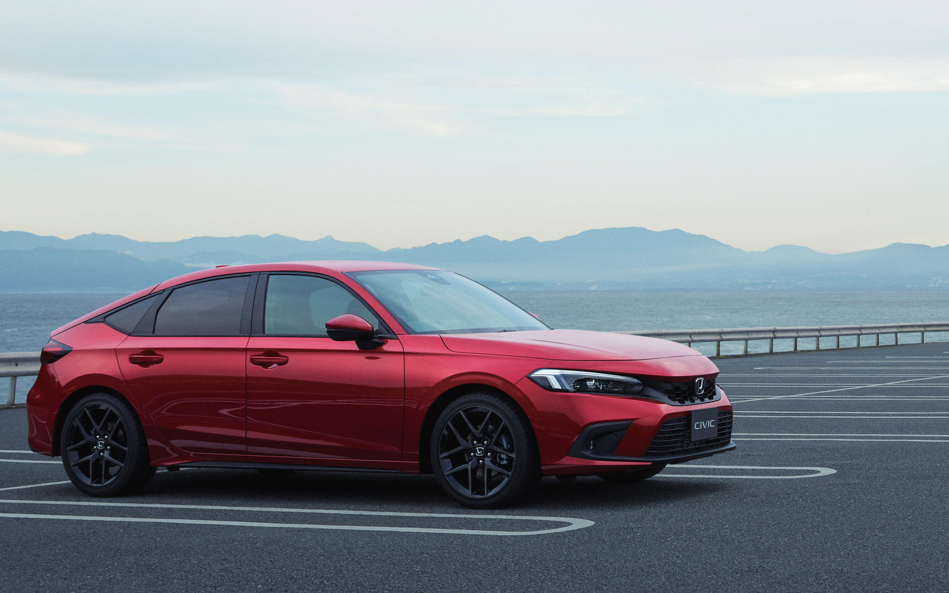 Красный автомобиль Honda Civic Hatchback 2022