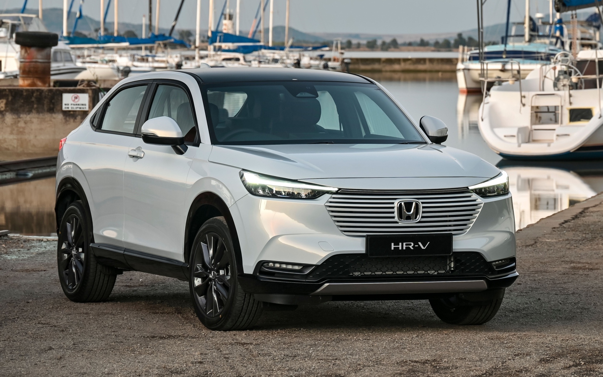 Серебристый внедорожник Honda HR-V 2022