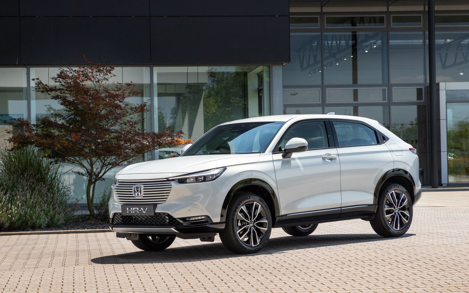 Белый внедорожник Honda HR-V