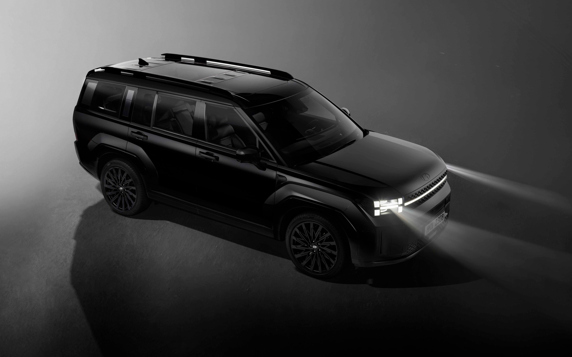 Черный внедорожник Hyundai Santa Fe