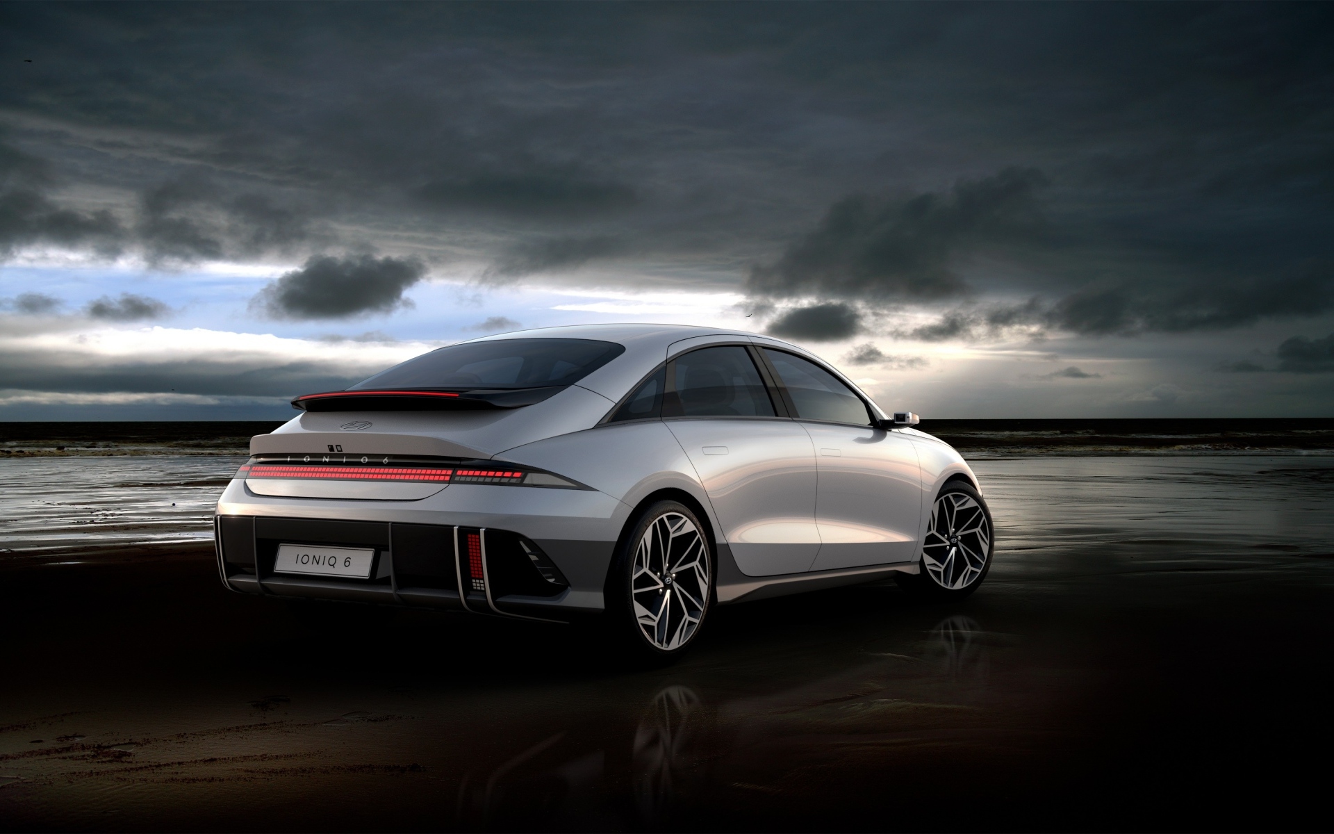 Серебристый Hyundai IONIQ 6 на фоне грозового неба