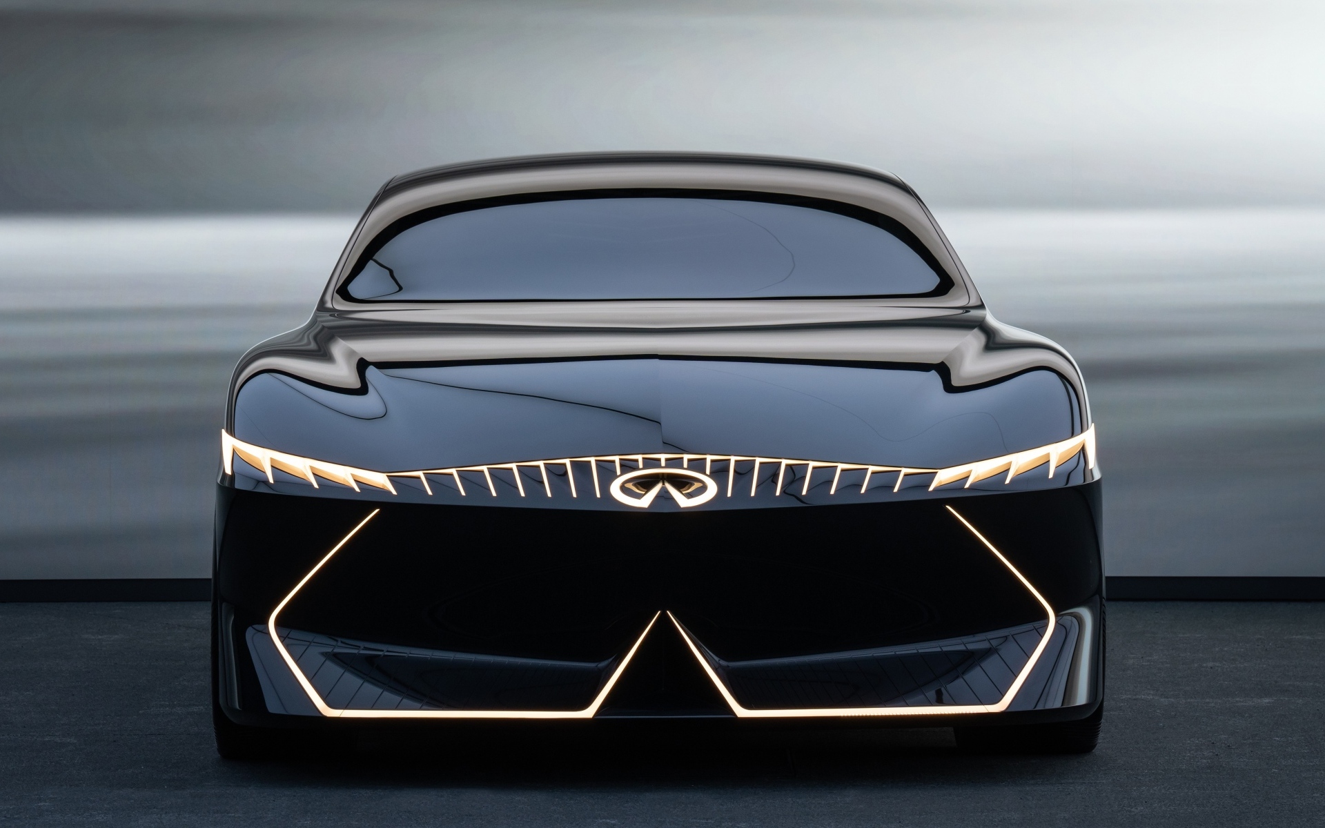 Красивый вид спереди на автомобиль Infiniti Vision Qe 2023 года