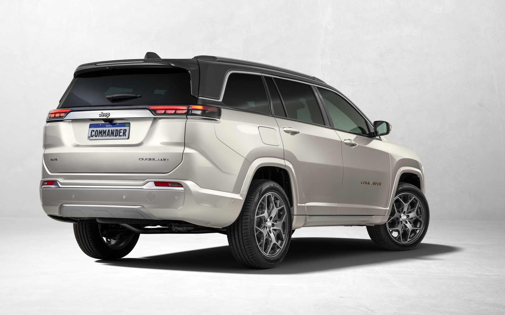 Внедорожник Jeep Commander Overland 2022 года вид сзади