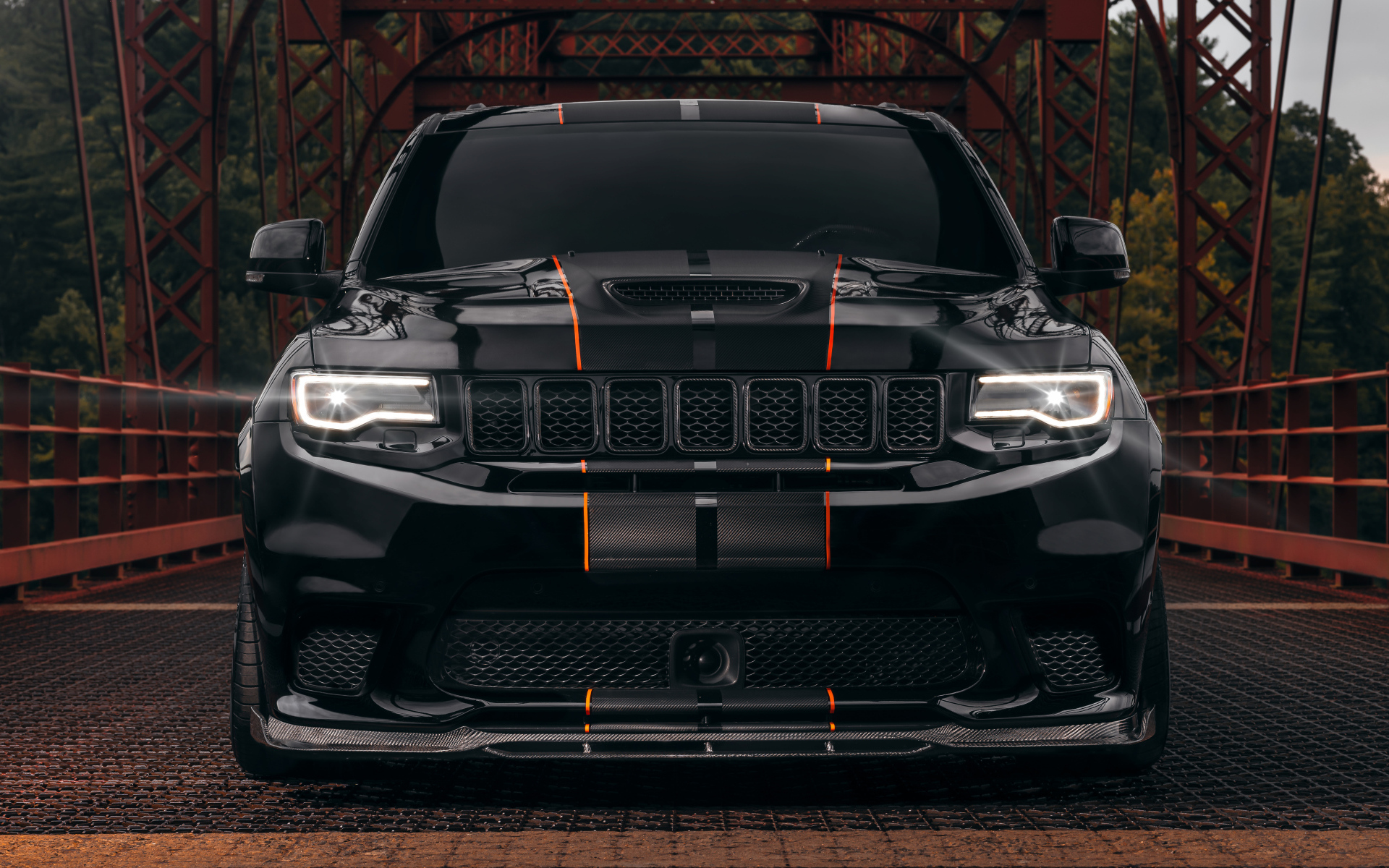 Черный Jeep Trackhawk на мосту