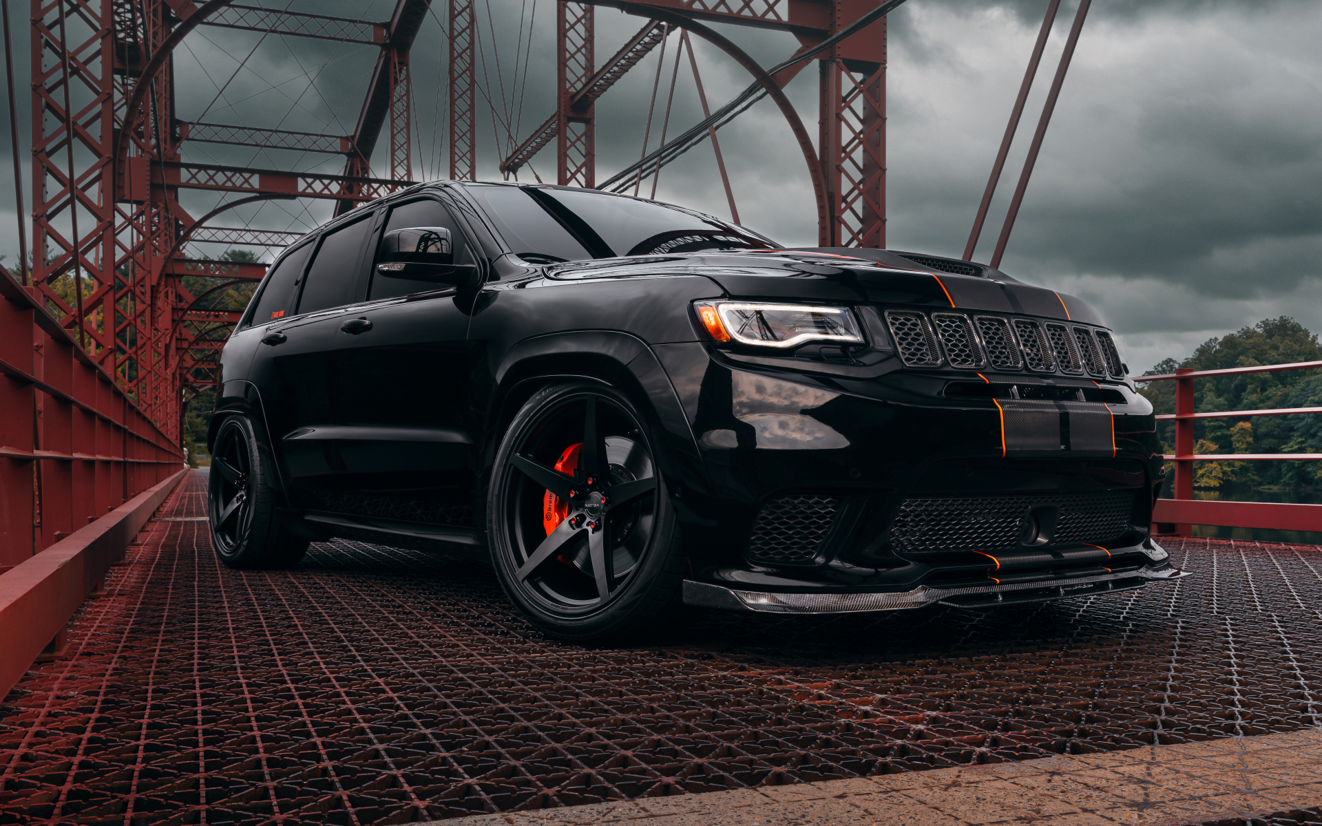 Внедорожник Jeep Trackhawk на железном мосту