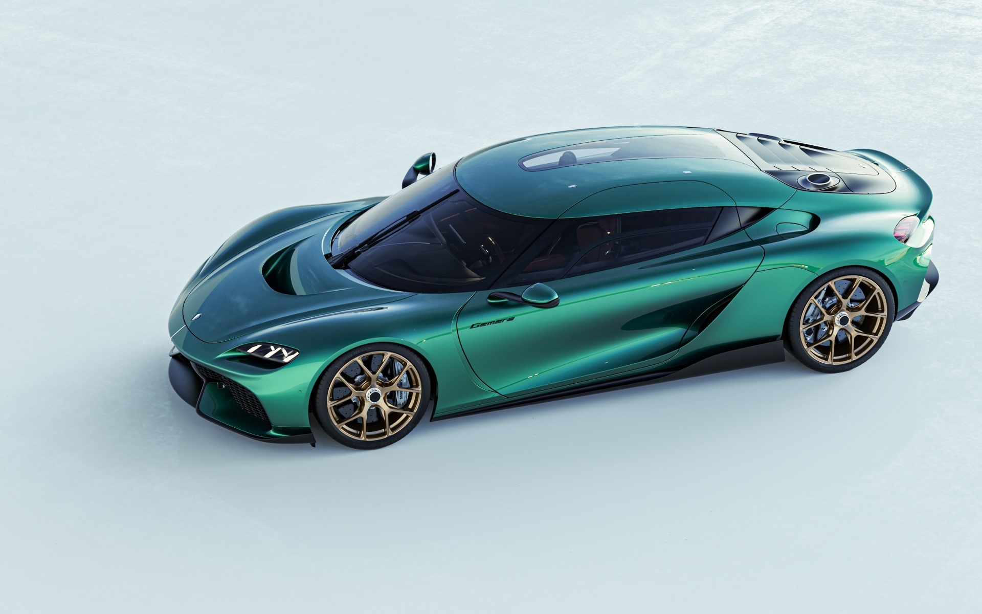 Вид сбоку на автомобиль  Koenigsegg Gemera 2024 года