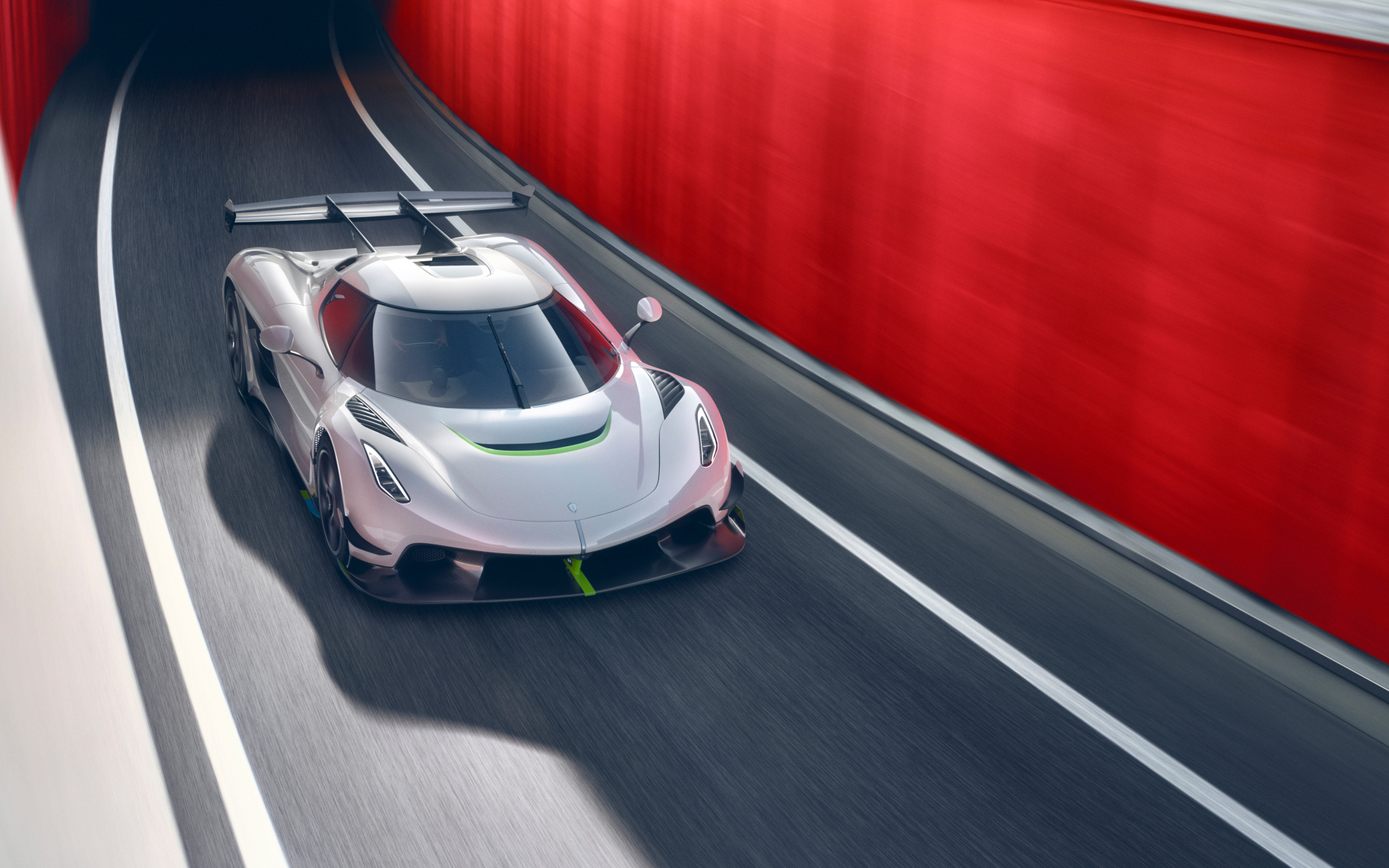 Серебристый спортивный автомобиль Koenigsegg Jesko на трассе