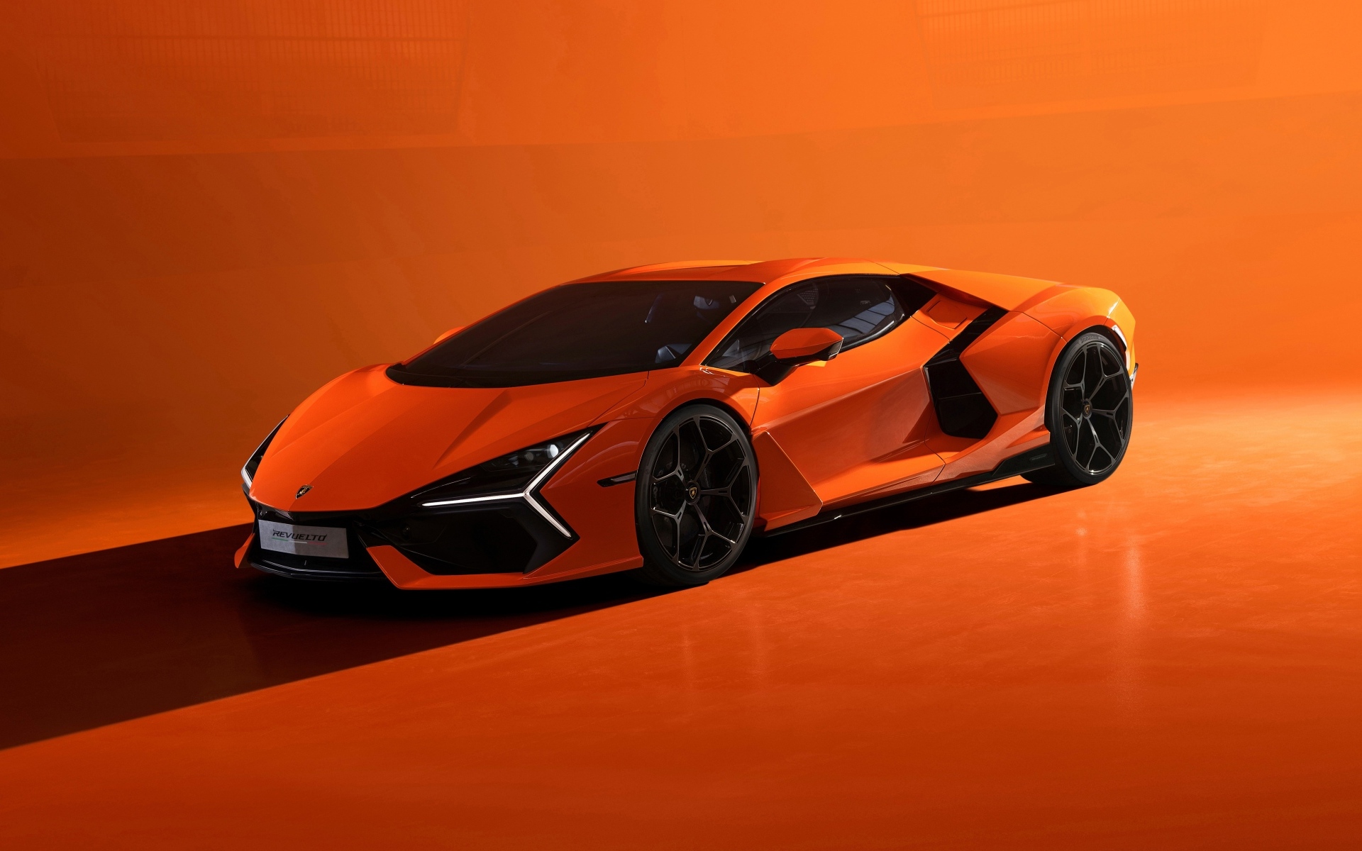 Автомобиль Lamborghini Revuelto 2023 года на оранжевом фоне