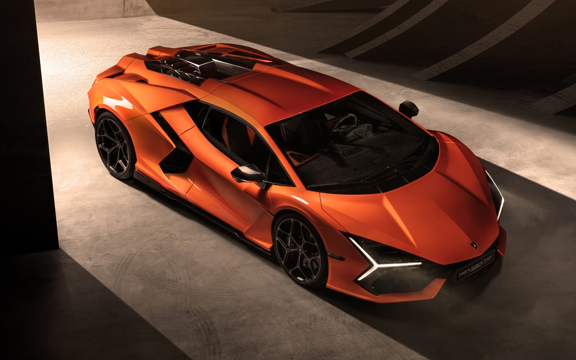 Оранжевый автомобиль Lamborghini Revuelto 2023 года