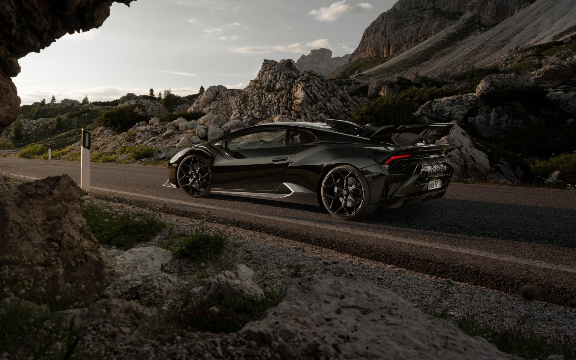 Автомобиль Lamborghini Huracán STO  вид сзади