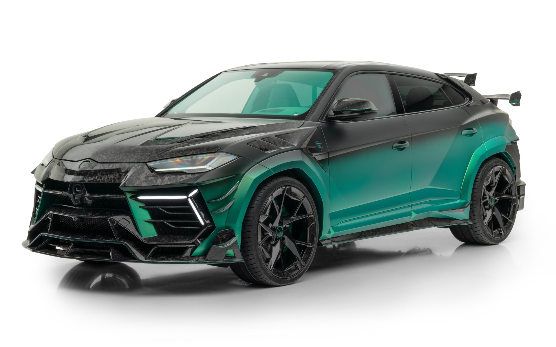 Автомобиль Lamborghini Urus Mansory Venatus S на белом фоне