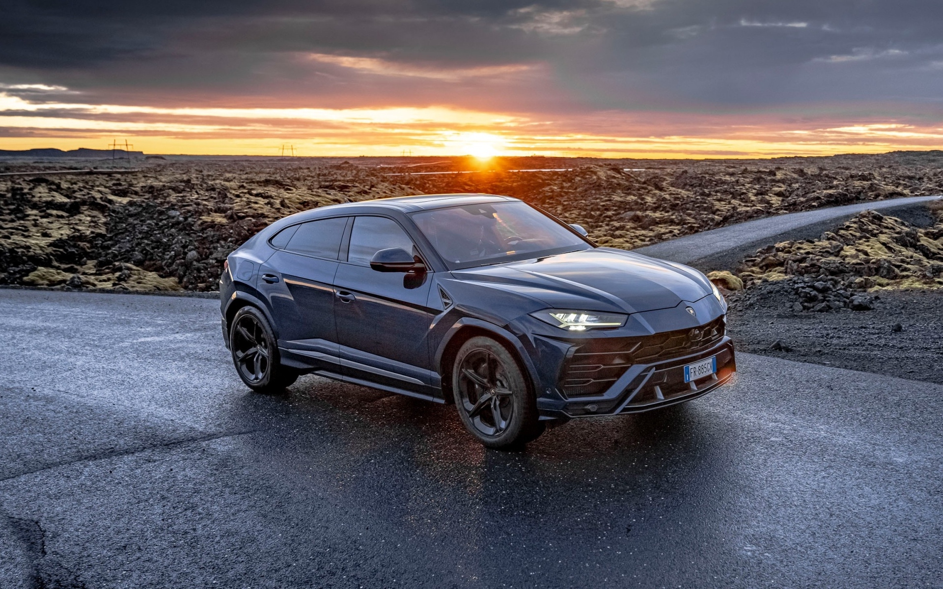 Внедорожник Lamborghini Urus в лучах заката