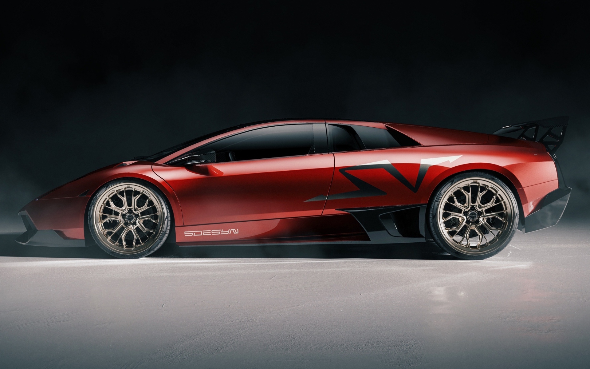 Вид сбоку на красный автомобиль Lamborghini Murcielago