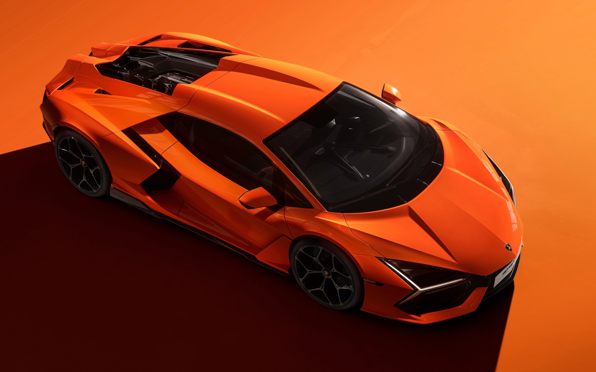 Вид сверху на автомобиль Lamborghini Revuelto 2023 года