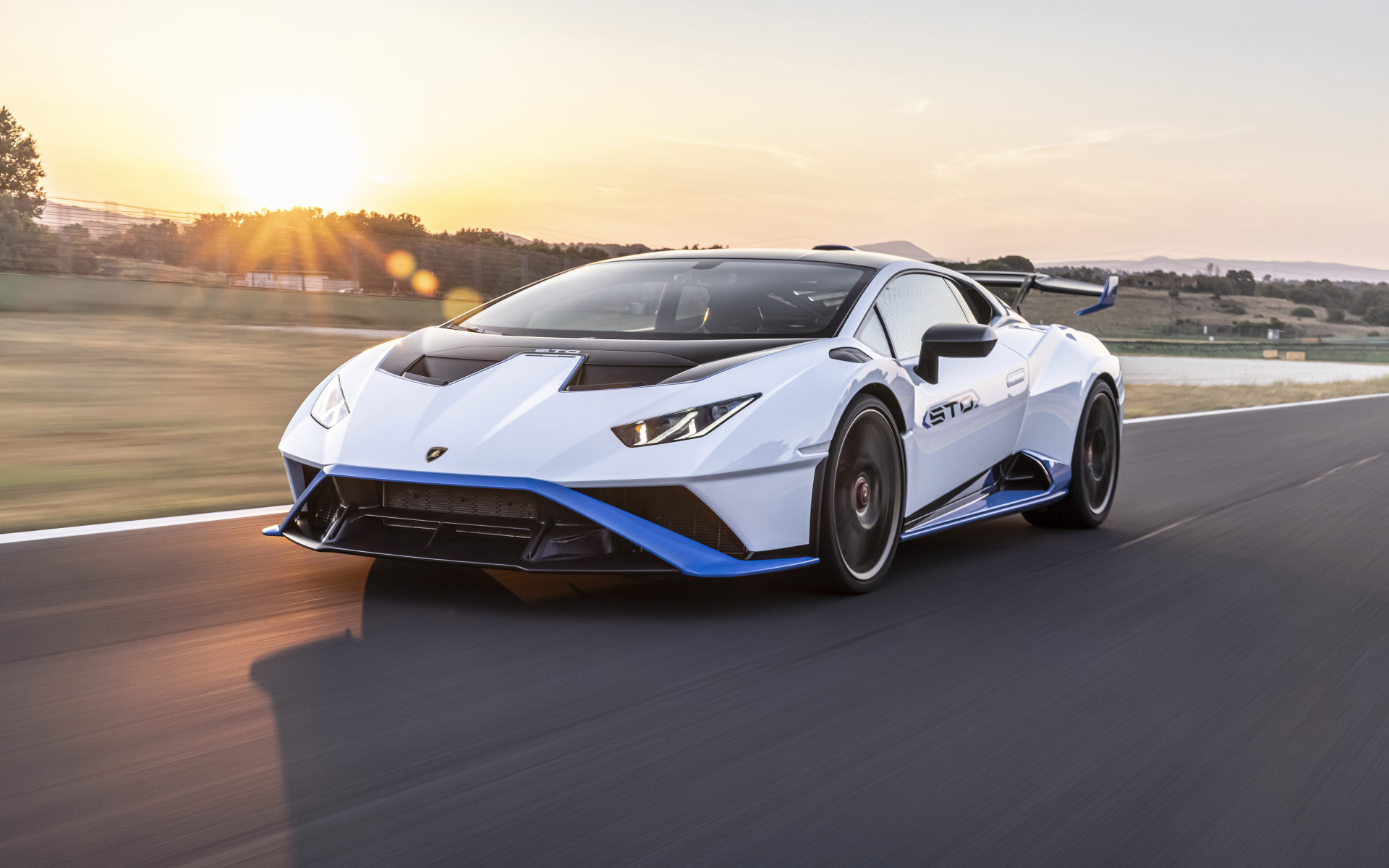 Белый Lamborghini Huracán STO 2022 года 