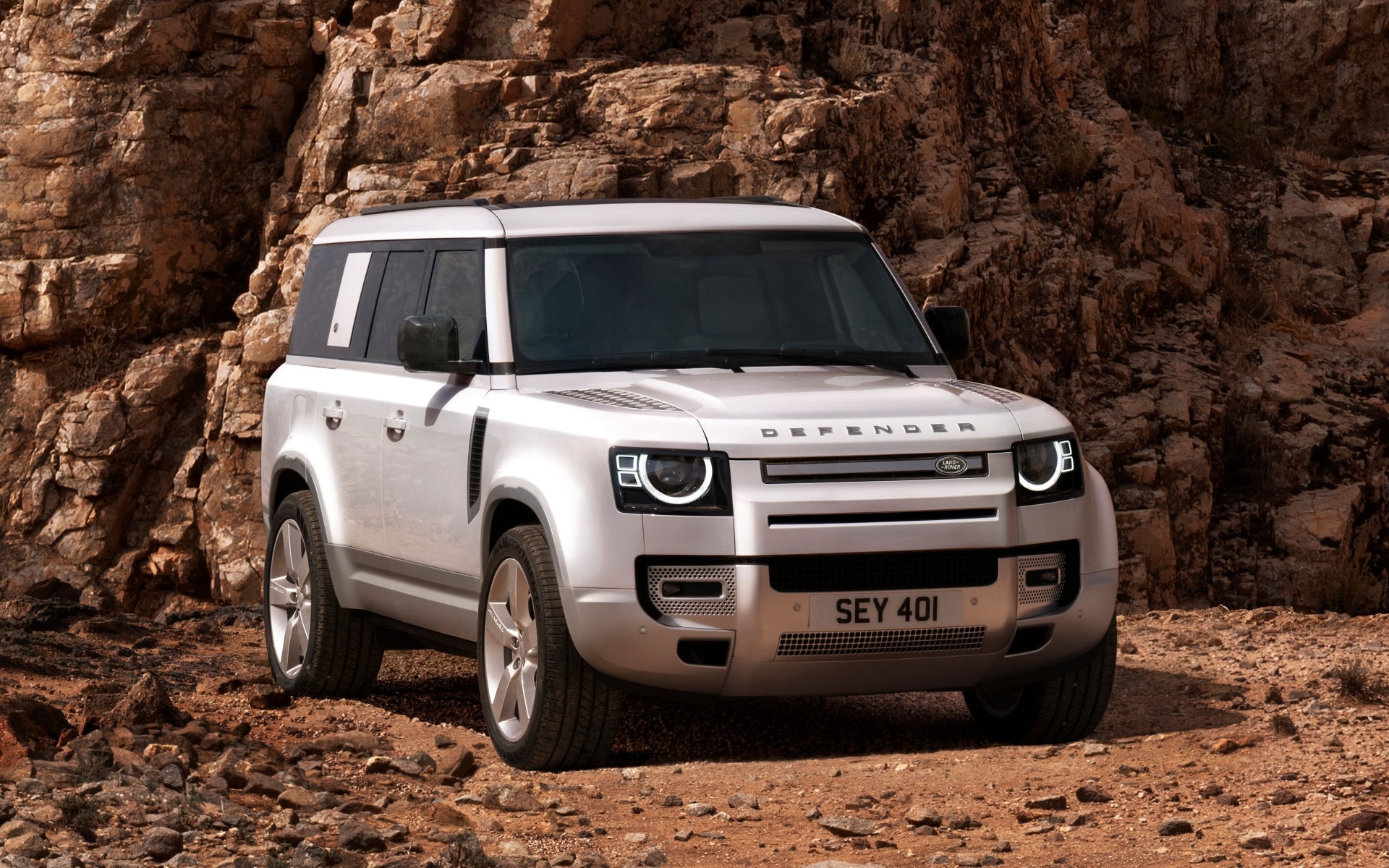 Автомобиль Land Rover Defender 130  вид спереди