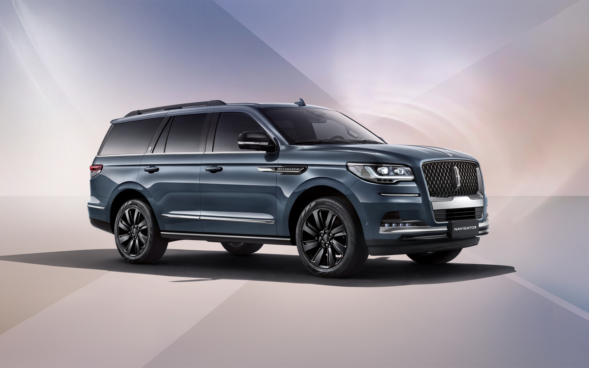 Большой автомобиль Lincoln Navigator 100th Anniversary