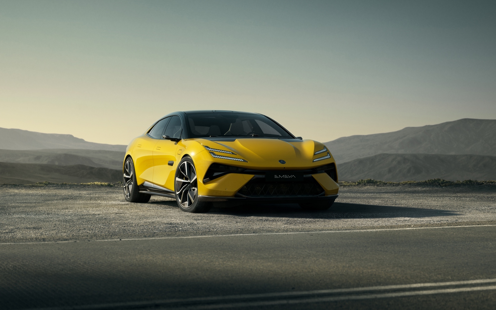 Автомобиль Lotus Emeya 2024 года на фоне неба