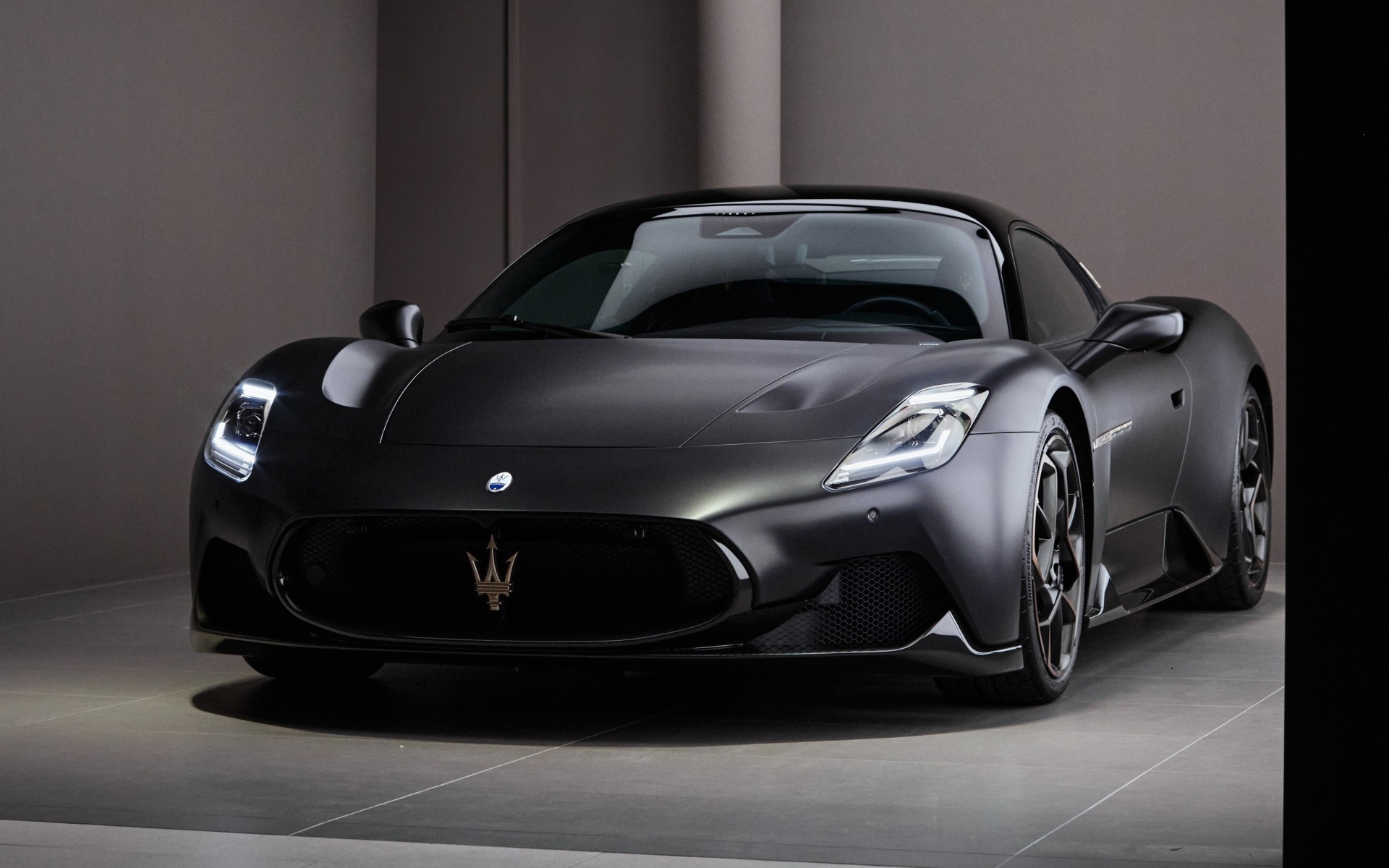 Черный автомобиль Maserati MC20 Notte Coupé 2023 года