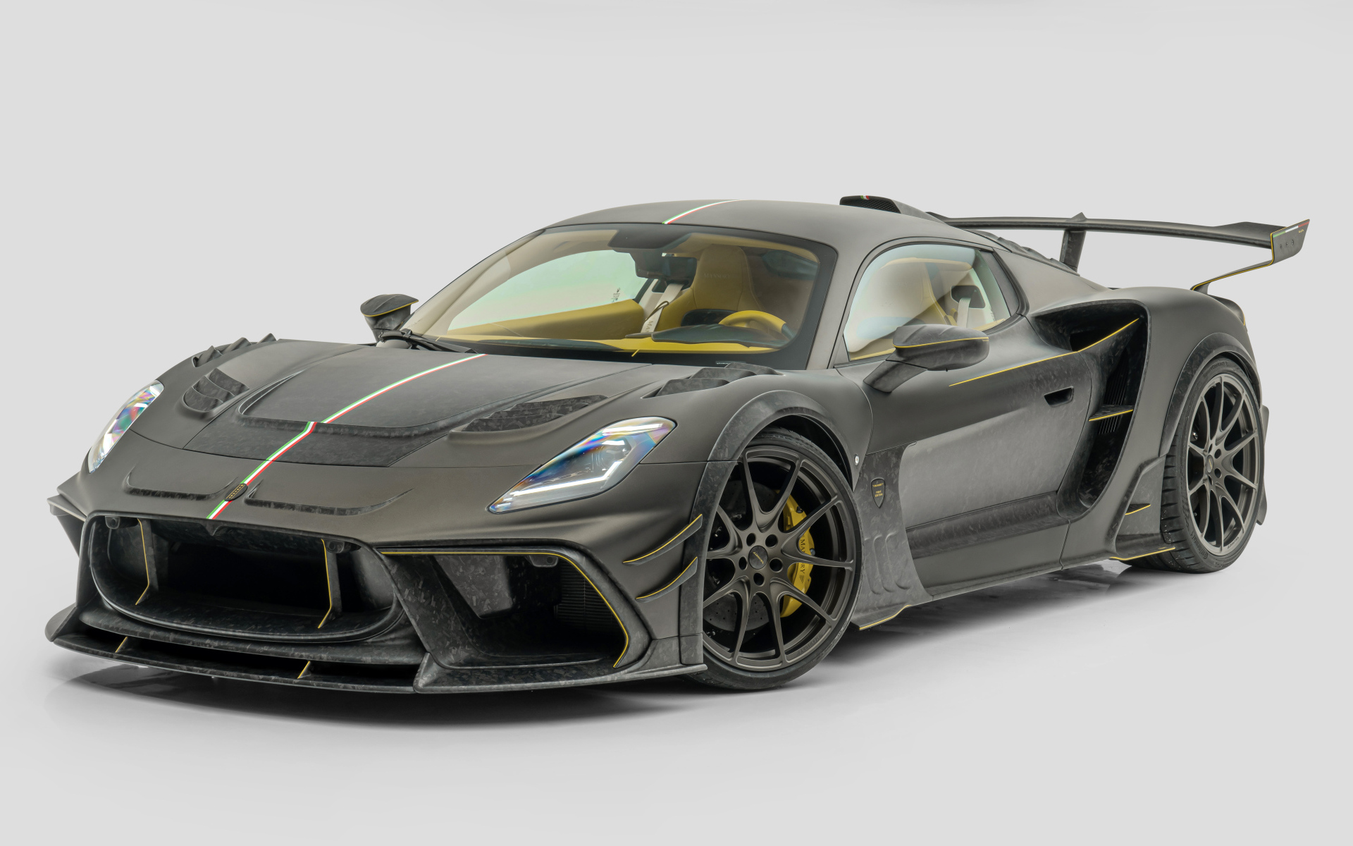 Автомобиль Mansory Maserati MC20 Coupé  на сером фоне