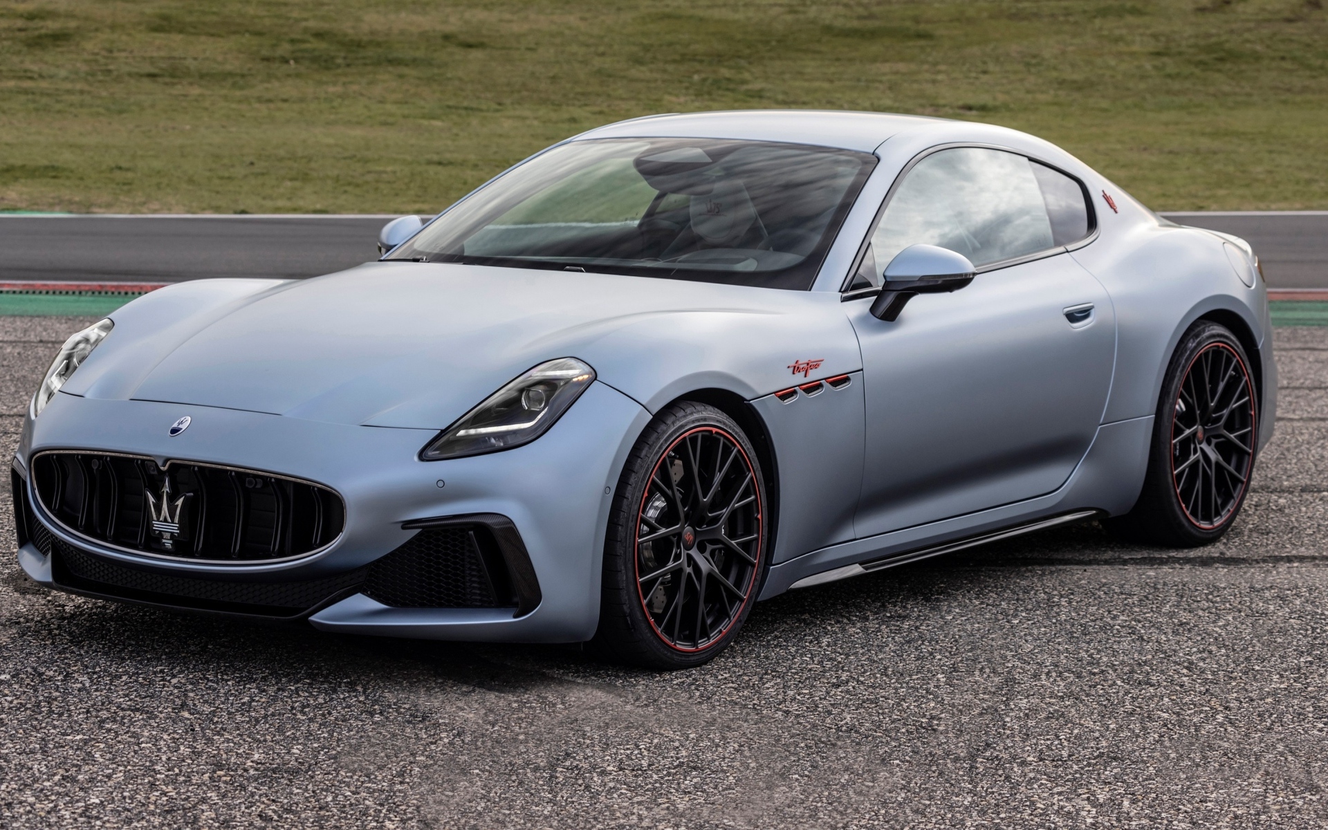 Серебристый автомобиль Maserati GranTurismo Trofeo PrimaSerie 2023 года