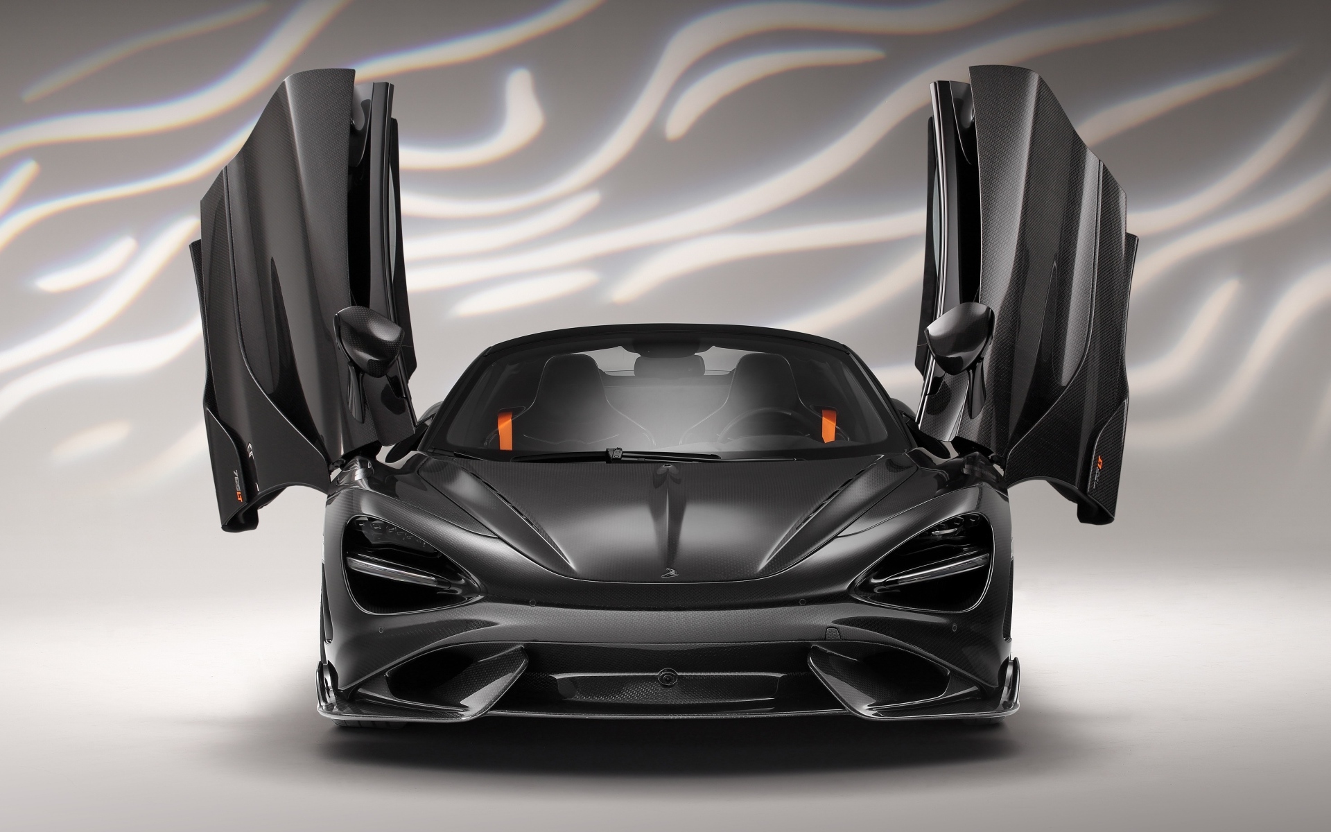 Черный McLaren 765LT Spider Carbon Edition с открытыми дверями