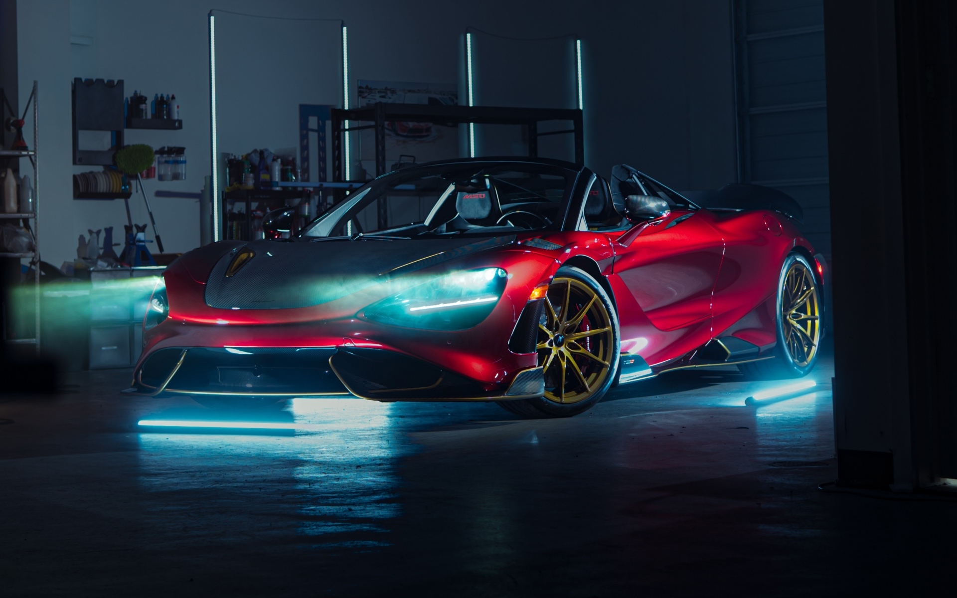 Спорткар McLaren 765LT Spider с включенными фарами