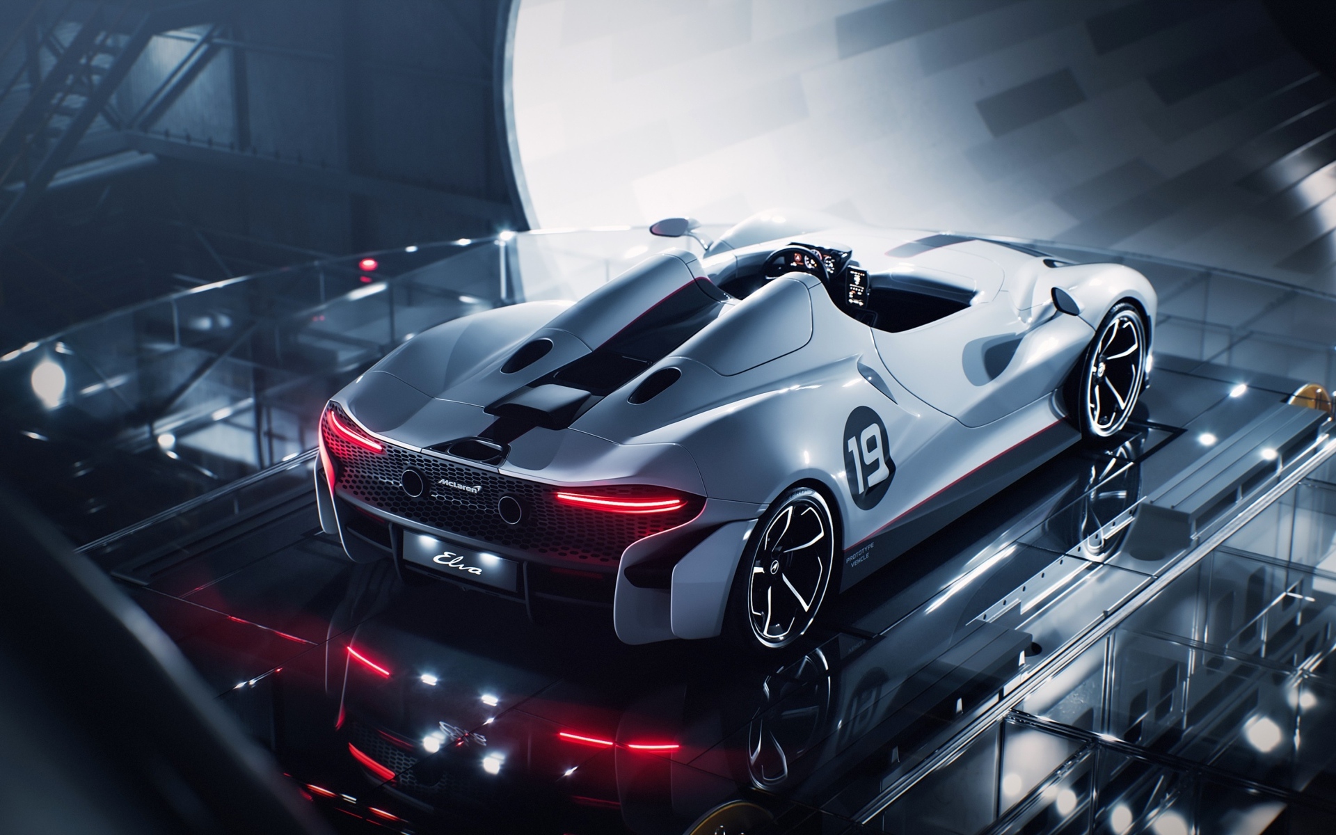 Вид сзади на автомобиль McLaren Elva