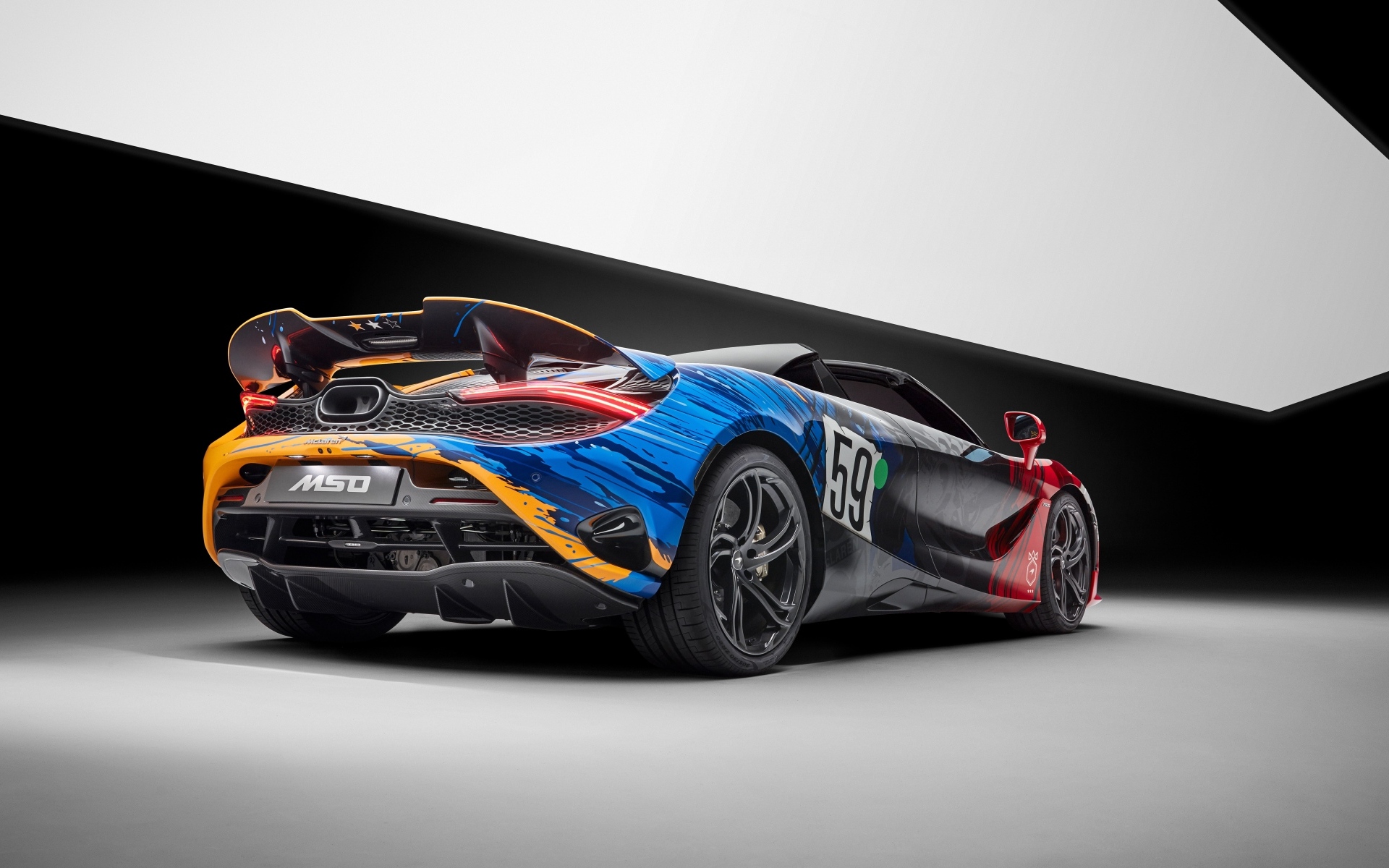 Вид сзади на автомобиль McLaren 750S