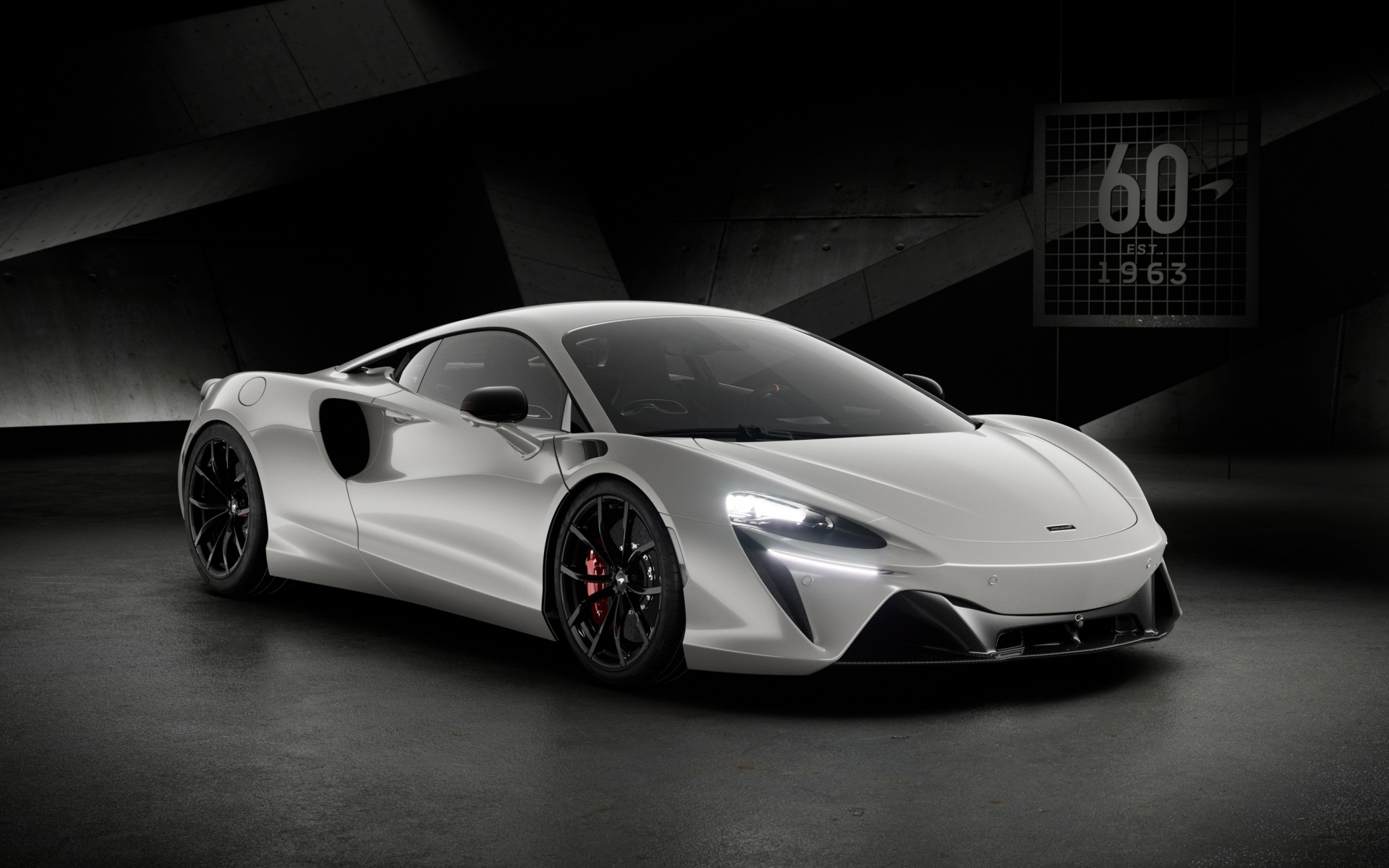 Серебристый автомобиль McLaren Artura 60th Anniversary Edition