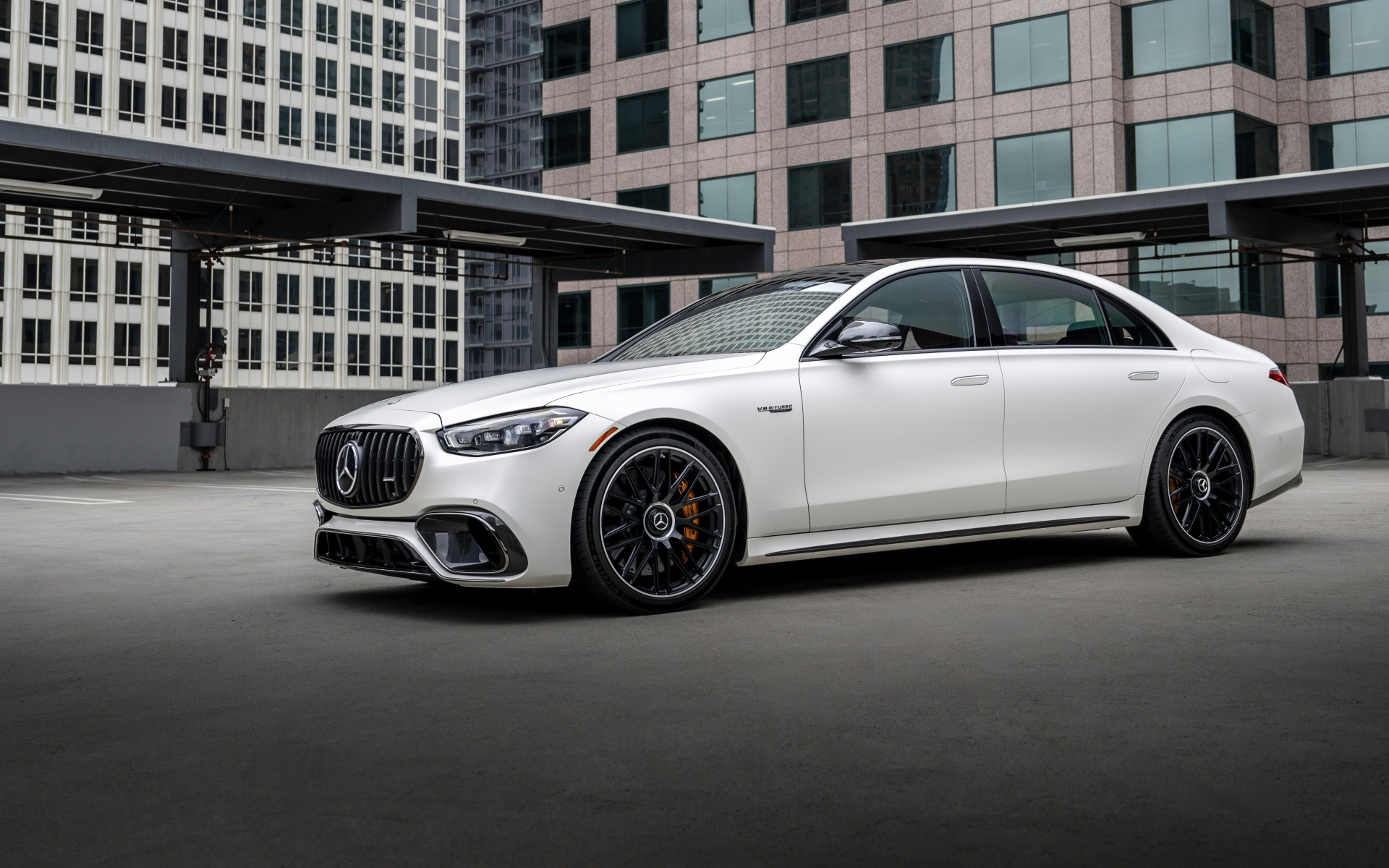 Автомобиль Mercedes-AMG S 63 E Performance 2024 года у здания