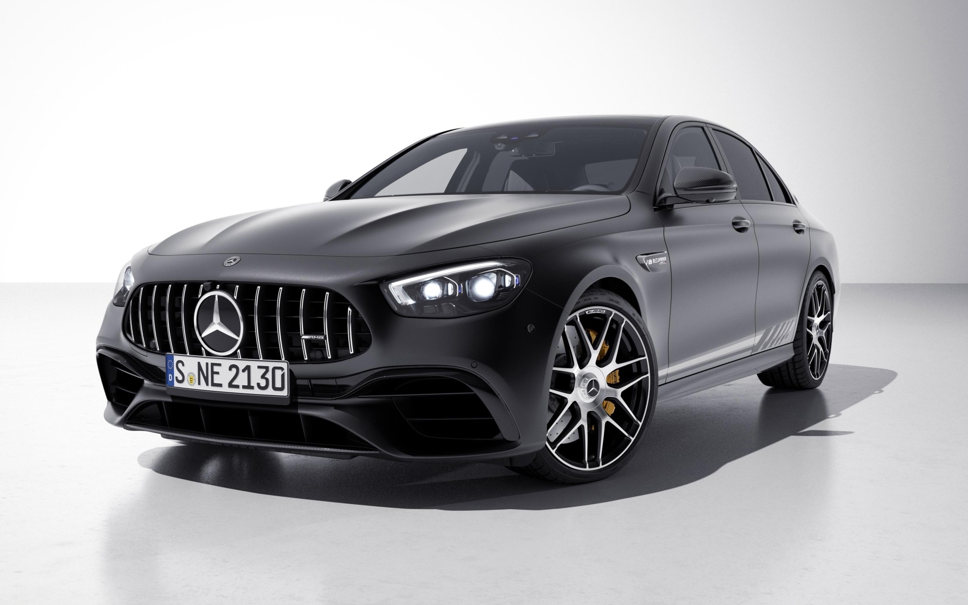 Черный автомобиль Mercedes-AMG E 63 S 4MATIC+