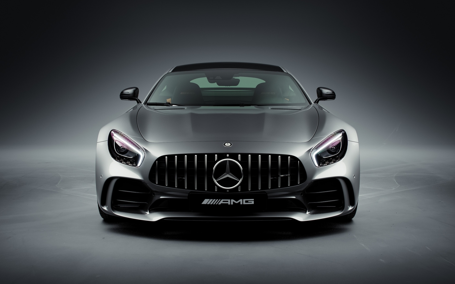 Вид спереди на автомобиль Mercedes-AMG GT R