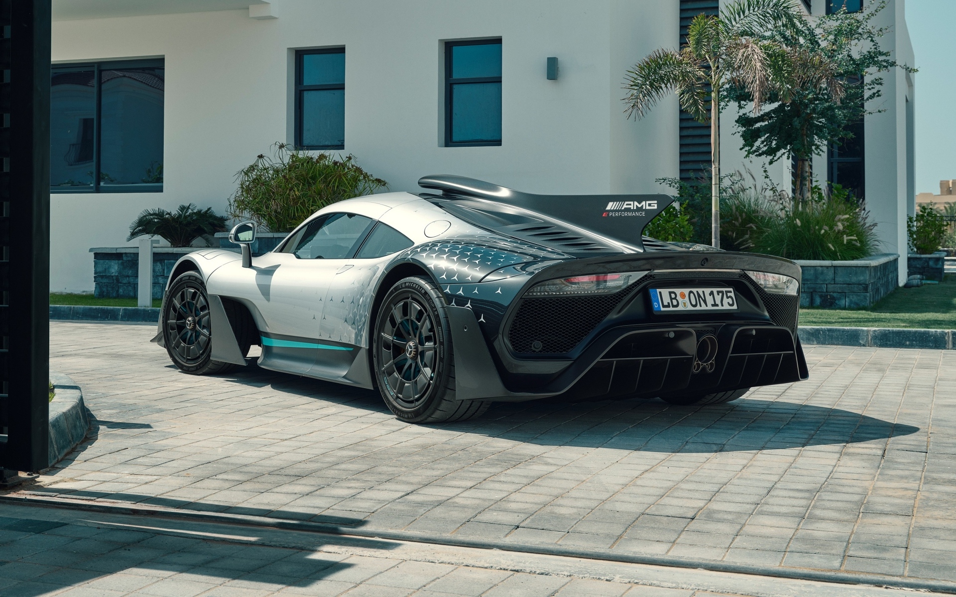 Автомобиль Mercedes-AMG ONE вид сзади