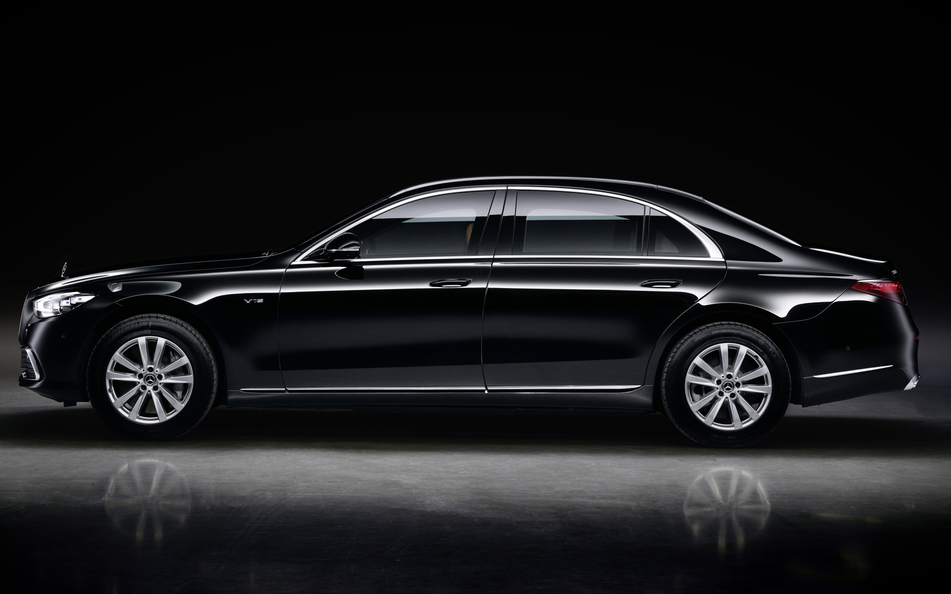 Автомобиль Mercedes-Benz S 680 Guard 4MATIC вид сбоку 