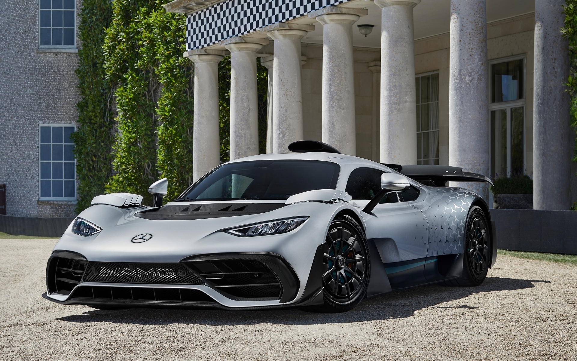 Серебристый быстрый автомобиль Mercedes-AMG ONE