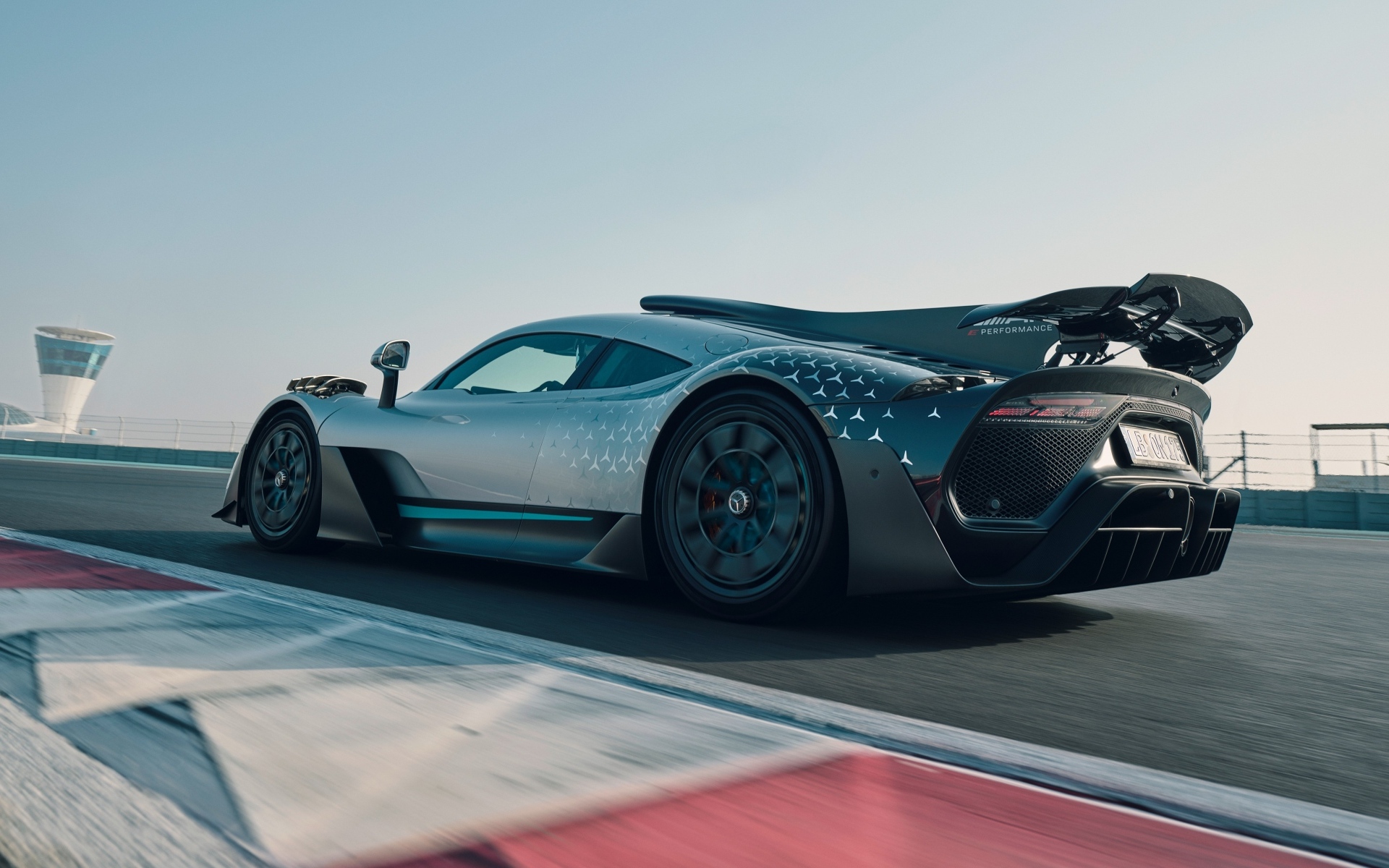 Спортивный автомобиль Mercedes-AMG ONE на трассе